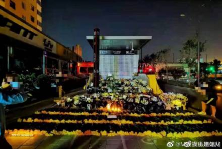 民眾自發性在地鐵站口獻花哀悼罹難者。（翻攝微博）