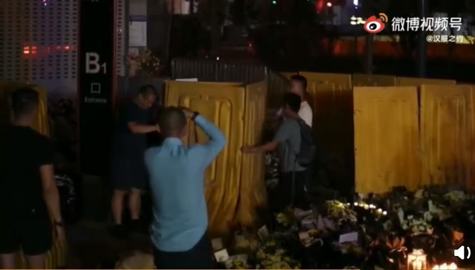 有人看不下去這些圍欄,動手將它們拆除。(翻攝微博)