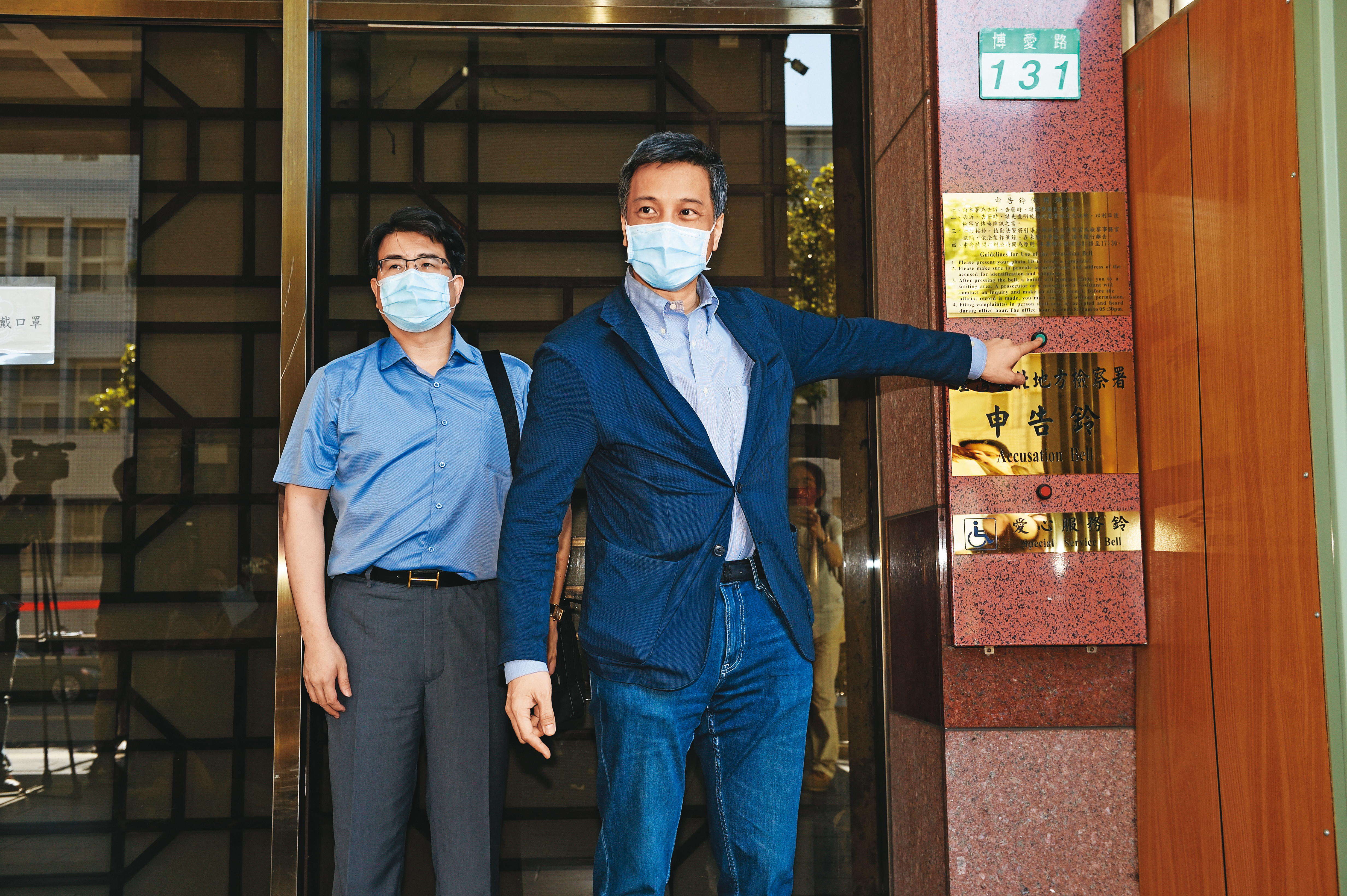 黃育仁（前）雖順利拿下東元董事，8月卻得面臨自家基地菱光、東友遭併購危機。