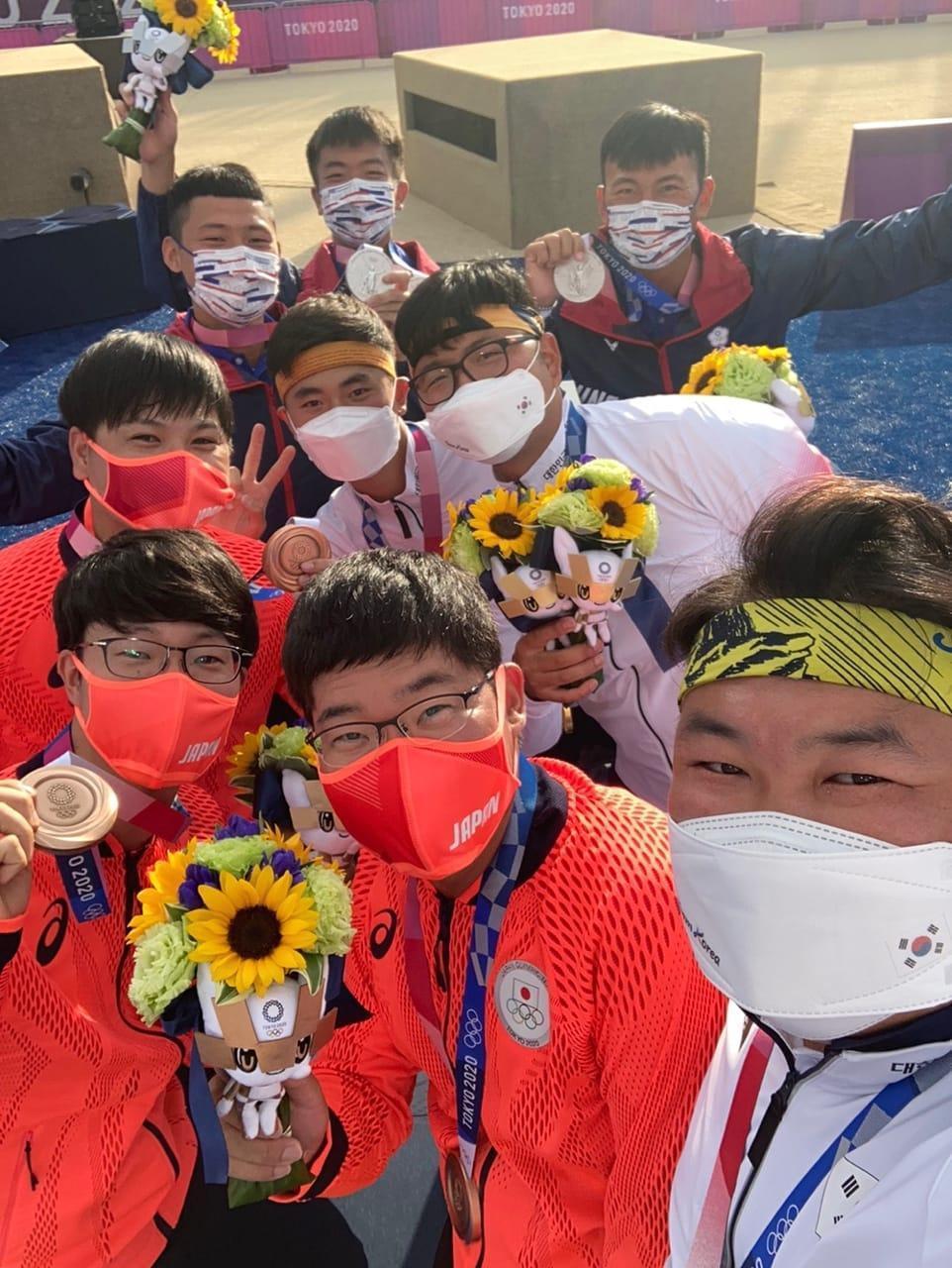 南韓選手吳真赫邀金銀銅三國家一起合影。(翻攝自World Archery Asia臉書)