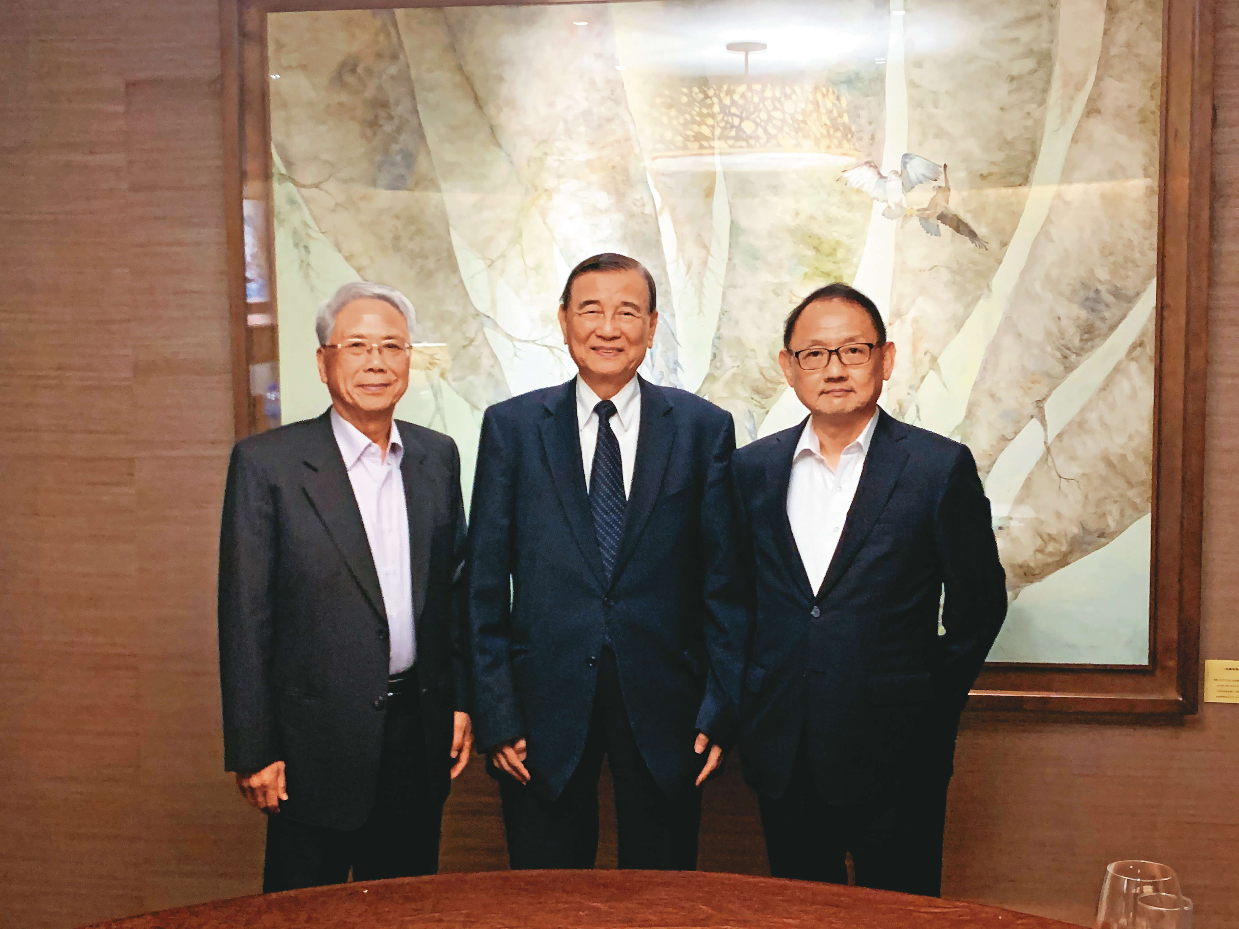 黃茂雄（中）表面上得到大股東寶佳創辦人林陳海（左）、華新麗華董事長焦佑倫（右）支持，拿8席董事，實際上卻終結他在東元一人獨大的局勢。（東元提供）