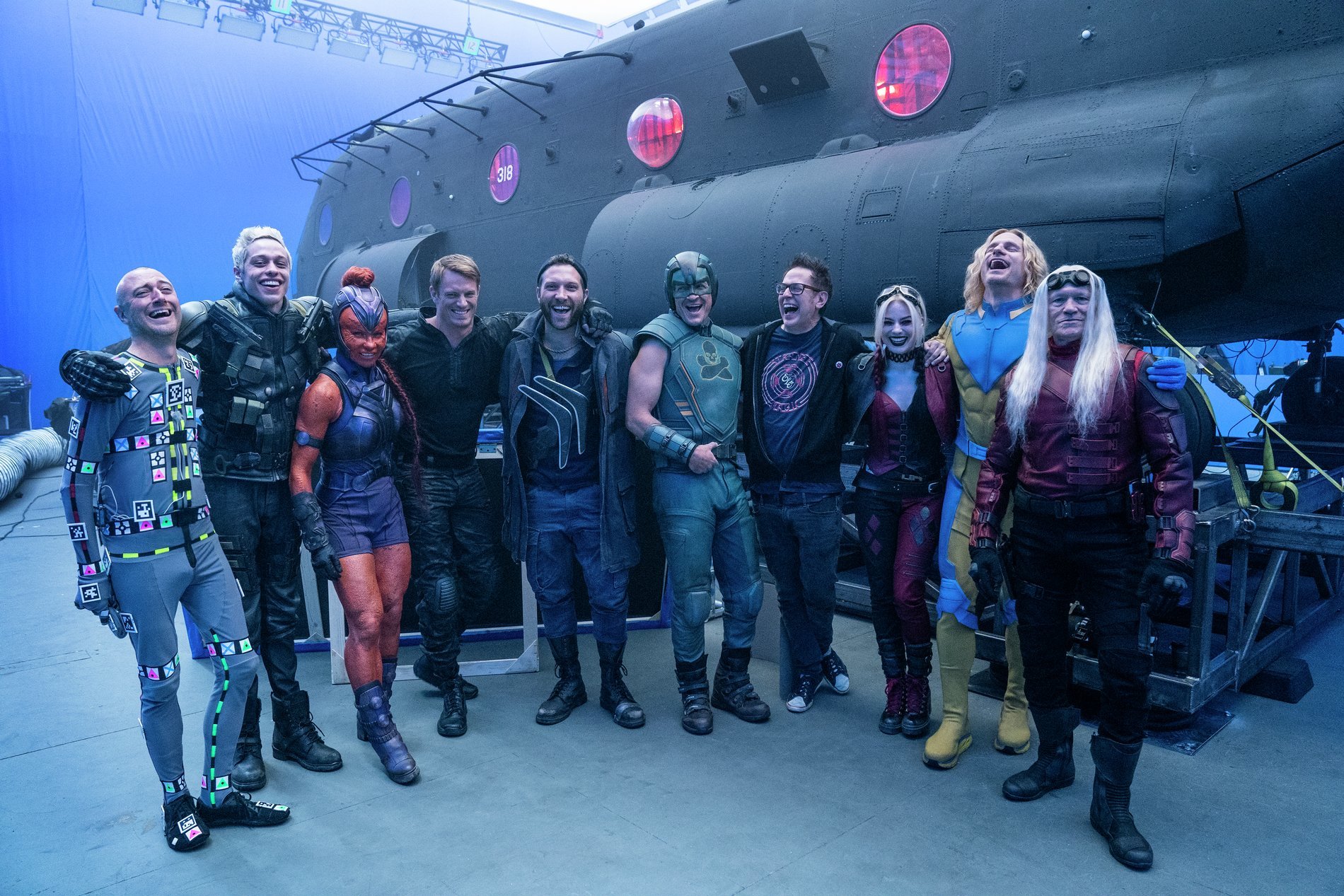 《自殺突擊隊：集結》號召多位DC人物同時出現，包括黃鼠狼（左起）、黑色守衛、蒙戈、瑞克弗萊格上校、迴旋鏢隊長、TDK斷臂俠、導演詹姆斯岡恩、哈莉奎茵、標槍、智者，堪稱是今年萬聖節變裝的最佳參考。（華納兄弟提供）