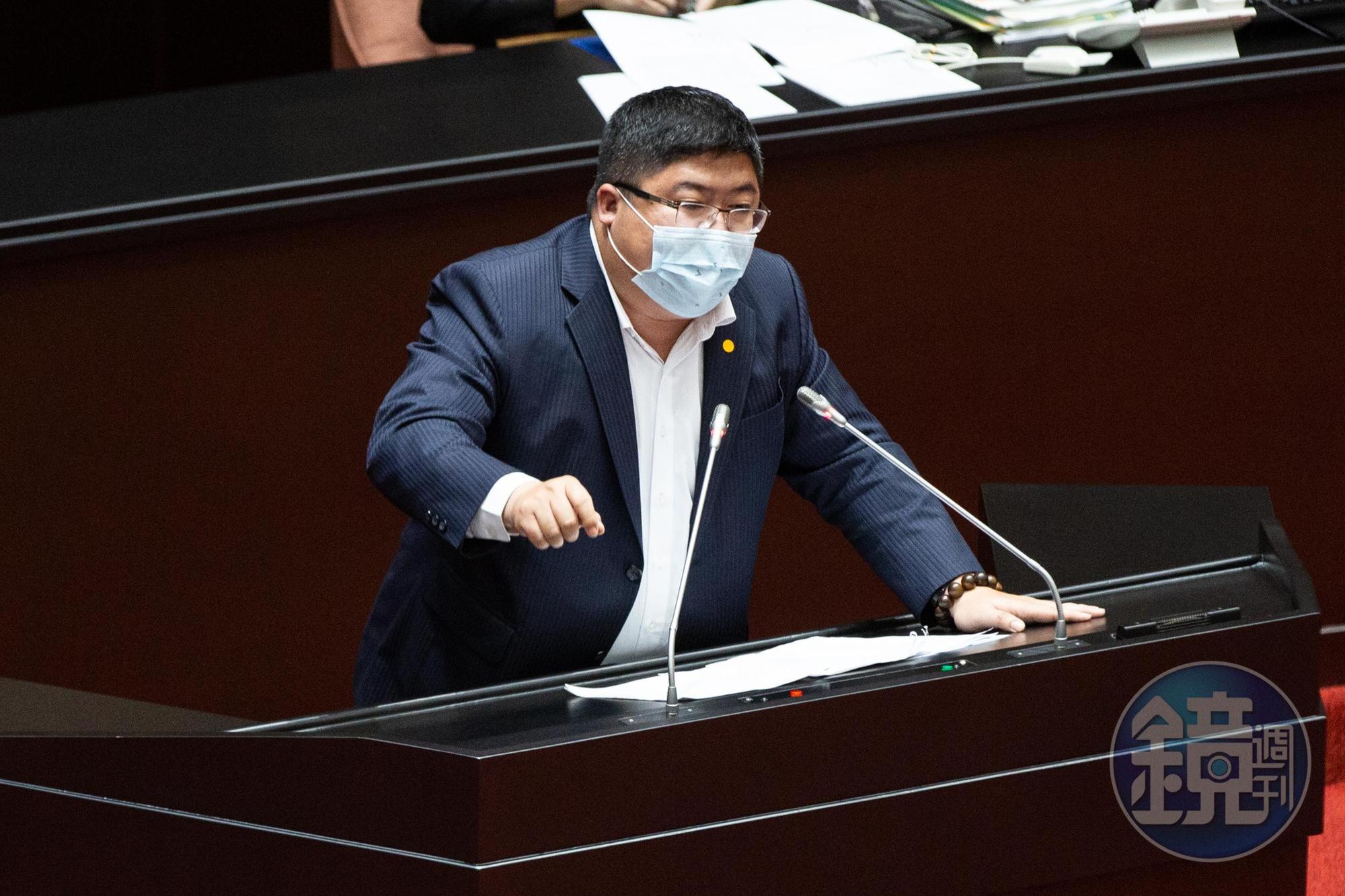 外界相當關注政府這回會如何發放振興券,立委蔡易餘則拋出「界王券」10倍券的概念。(本刊資料照)