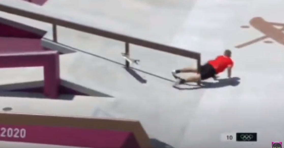 納爾瓦茲滑板噴飛後，他人也向前摔出，跨下直直撞上一旁的欄杆。（翻攝自推特）