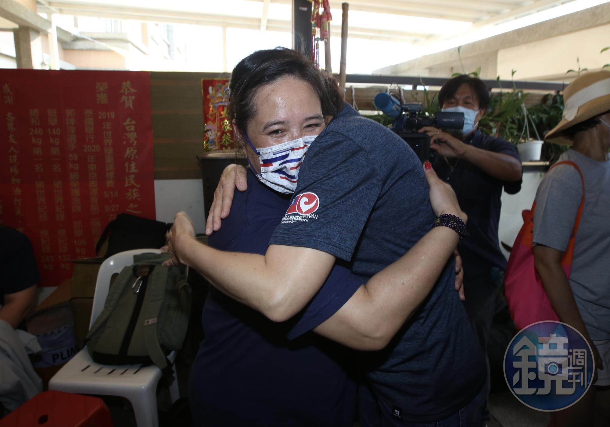 前兩次奧運後都替女兒打氣:「沒關係,我們下次再來!」的郭燕瓏,今天無比開心。