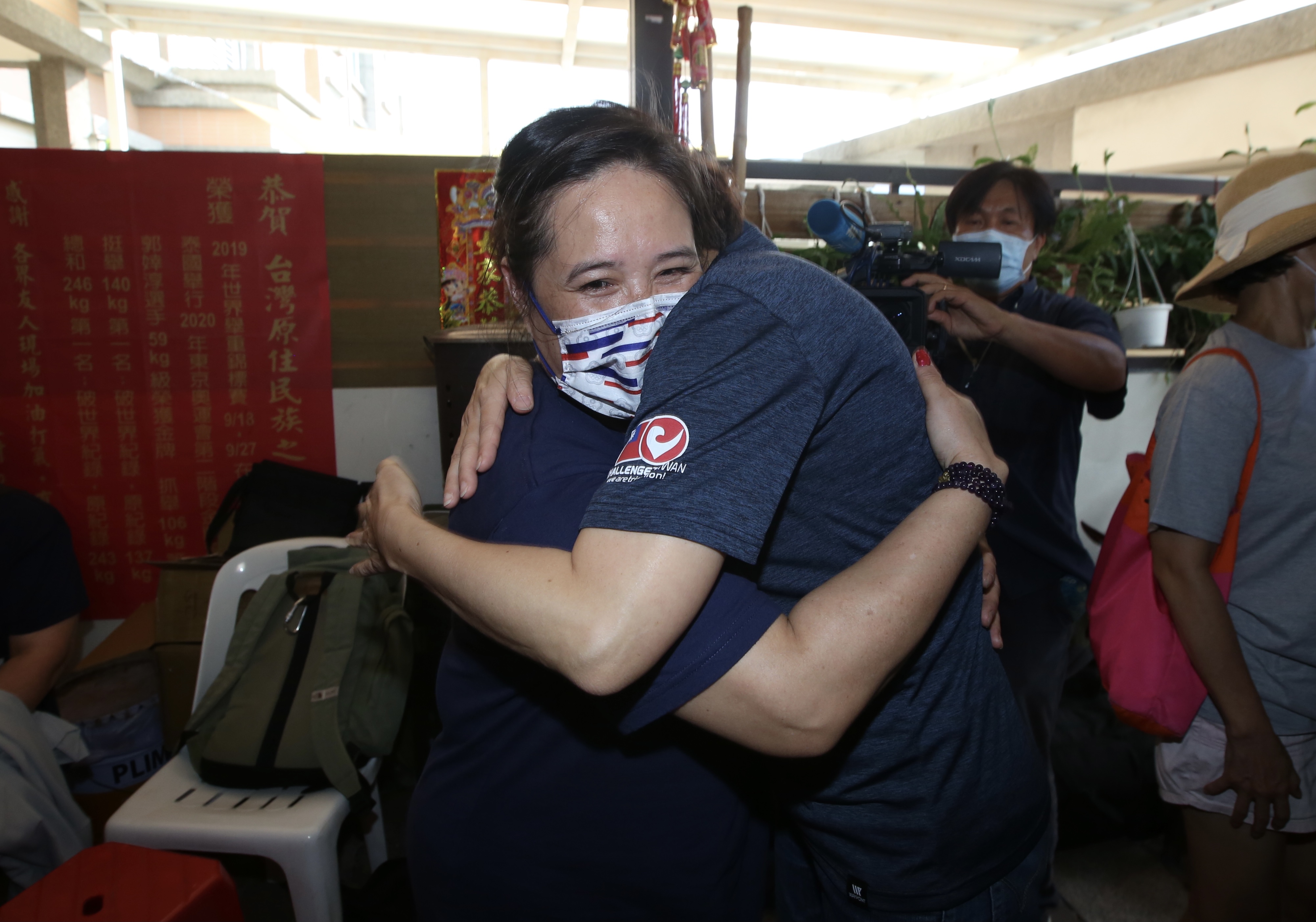 前兩次奧運後都替女兒打氣:「沒關係,我們下次再來!」的郭燕瓏,今天無比開心。