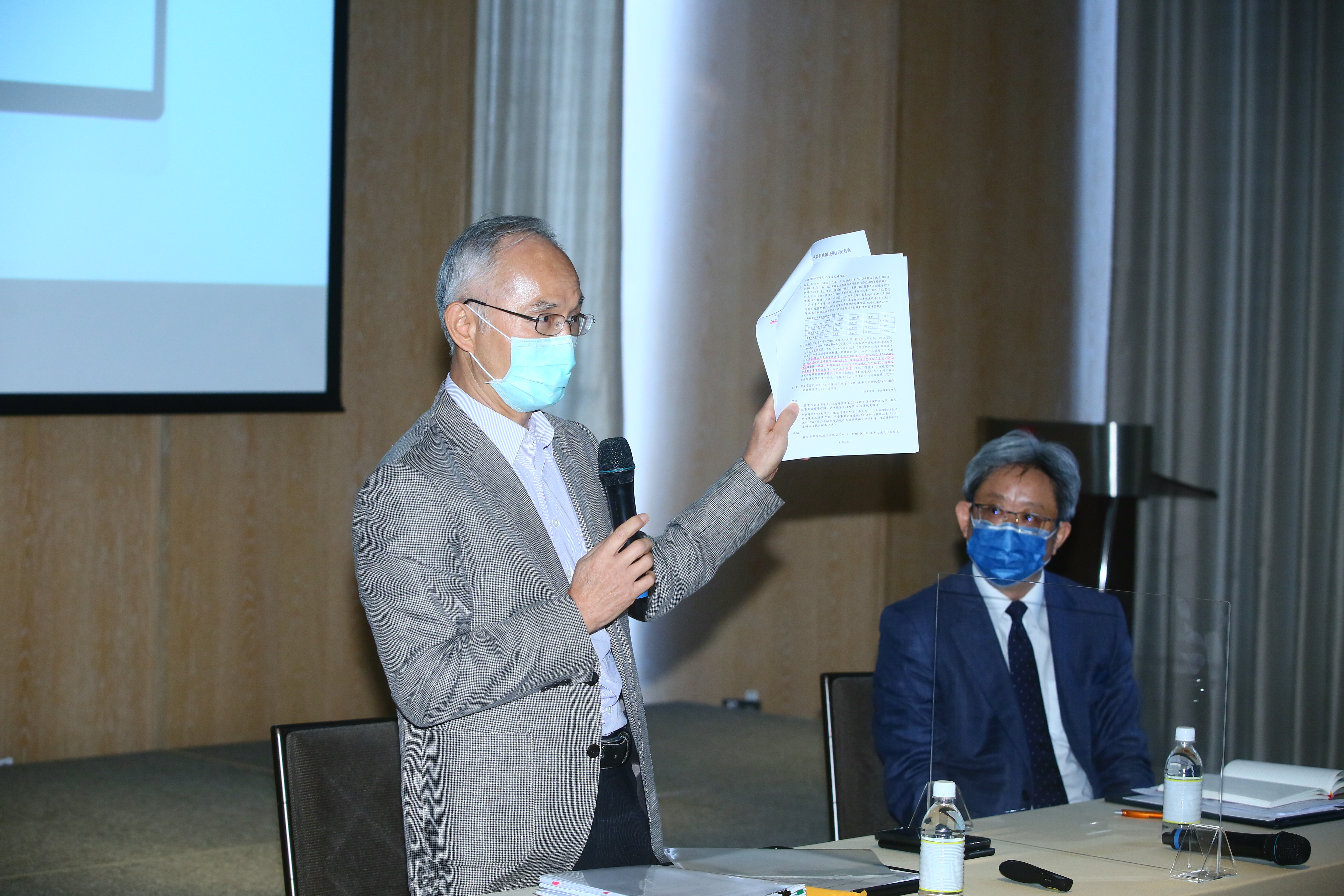 亞太電信董事長呂芳銘（左）今日召開記者會，表示將對NCC提起行政訴訟，維護自己的名譽。右為律師謝穎青。