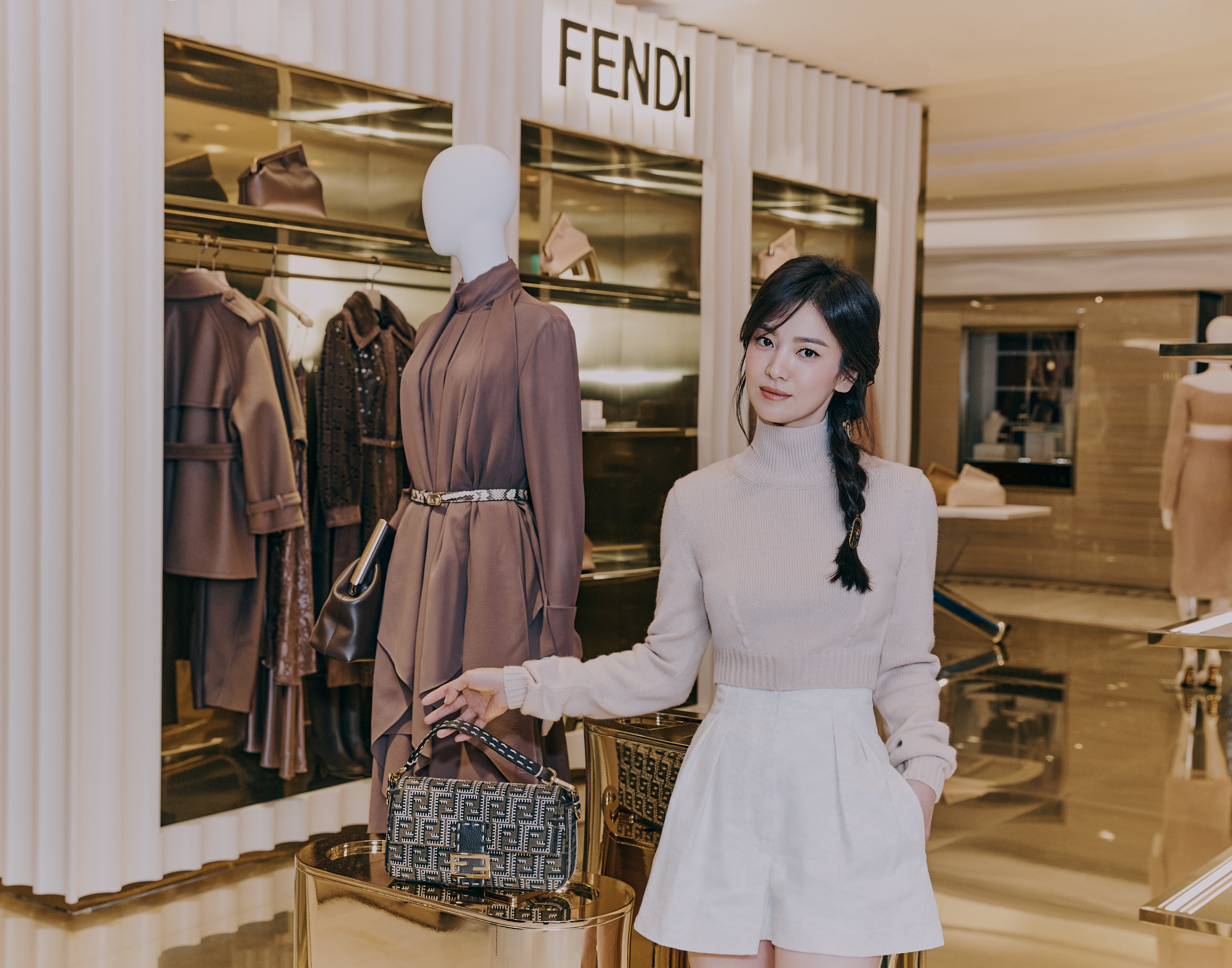 宋慧喬日前現身首爾FENDI限定店開幕，狀態絕佳展現少女樣貌。（FENDI提供）
