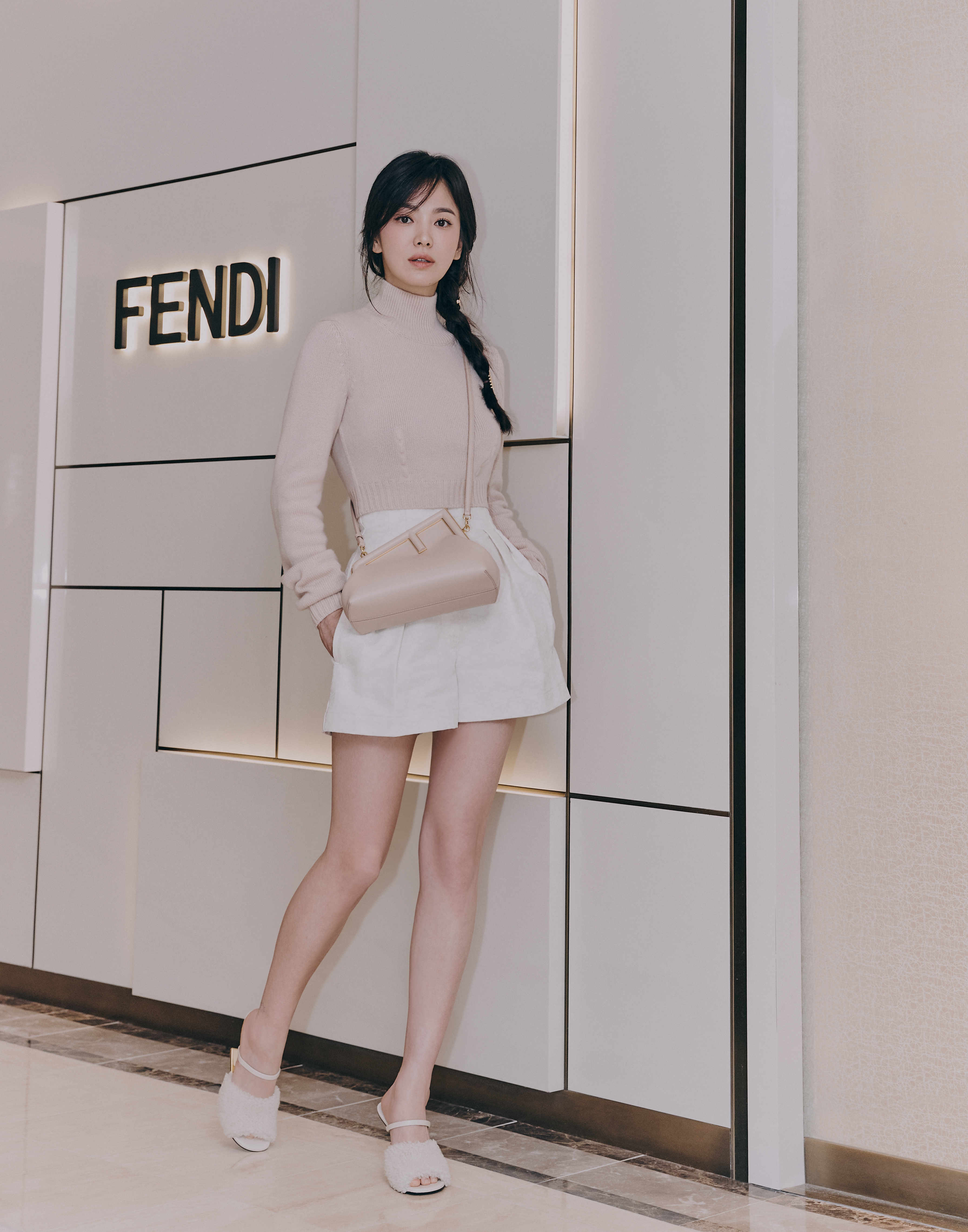 宋慧喬一身奶油白搭配白色,展現靈動的好氣質。(FENDI提供)