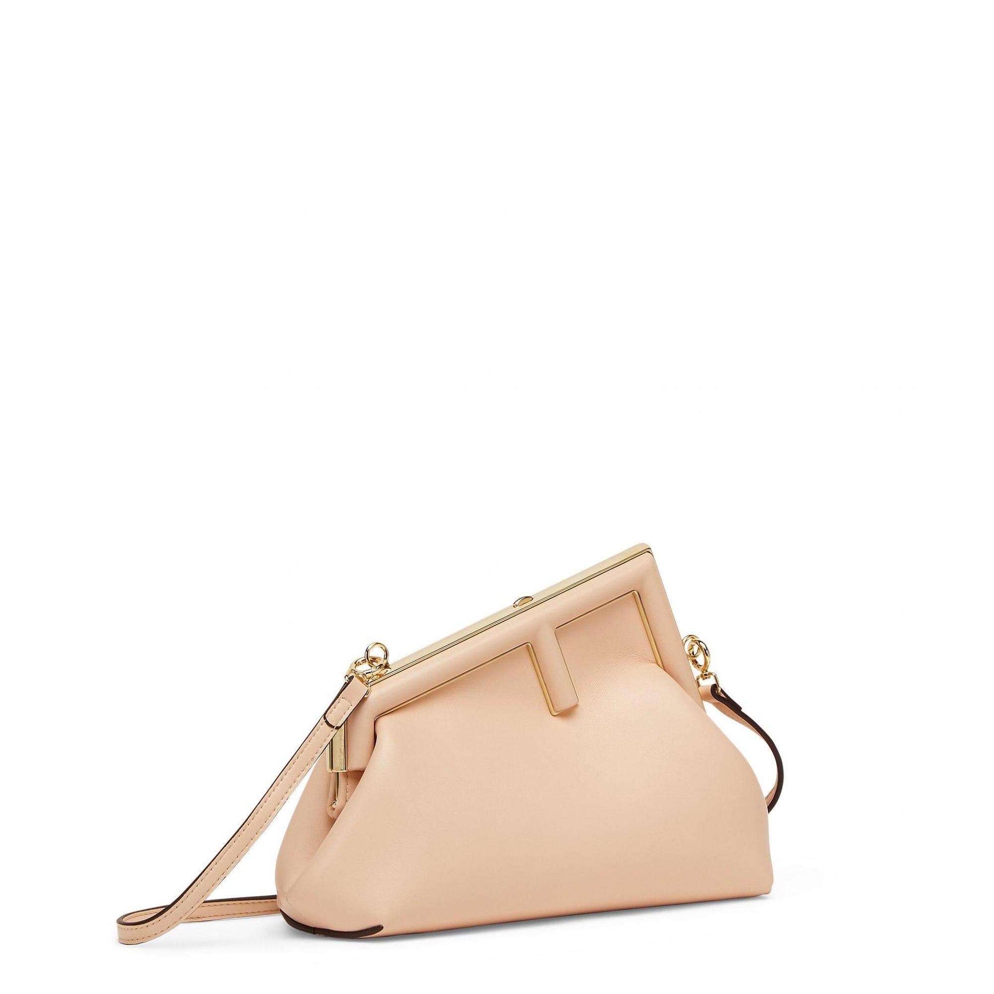 Fendi First系列粉色F字樣小型包款 NT$81,000。（FENDI提供）