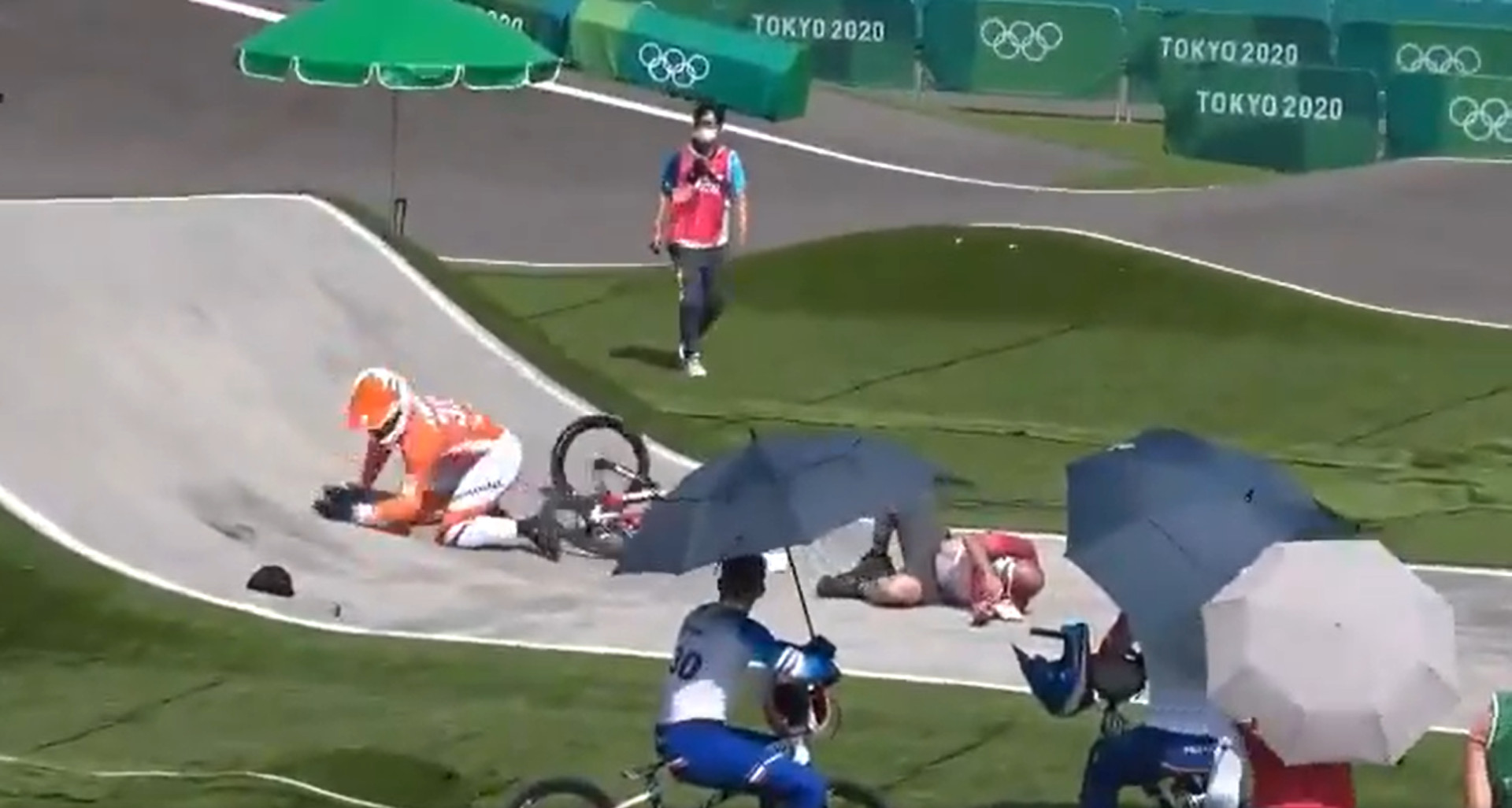 三寶官員害選手賽前受傷的離譜狀況,讓現場目擊者都看傻了眼。(翻攝自推特)
