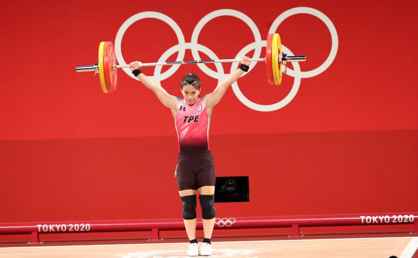 郭婞淳在本屆東京奧運女子59公斤量級比賽中，靠著抓舉項103公斤、挺舉項目133公斤，綜合236公斤奪下金牌。（體育署提供）