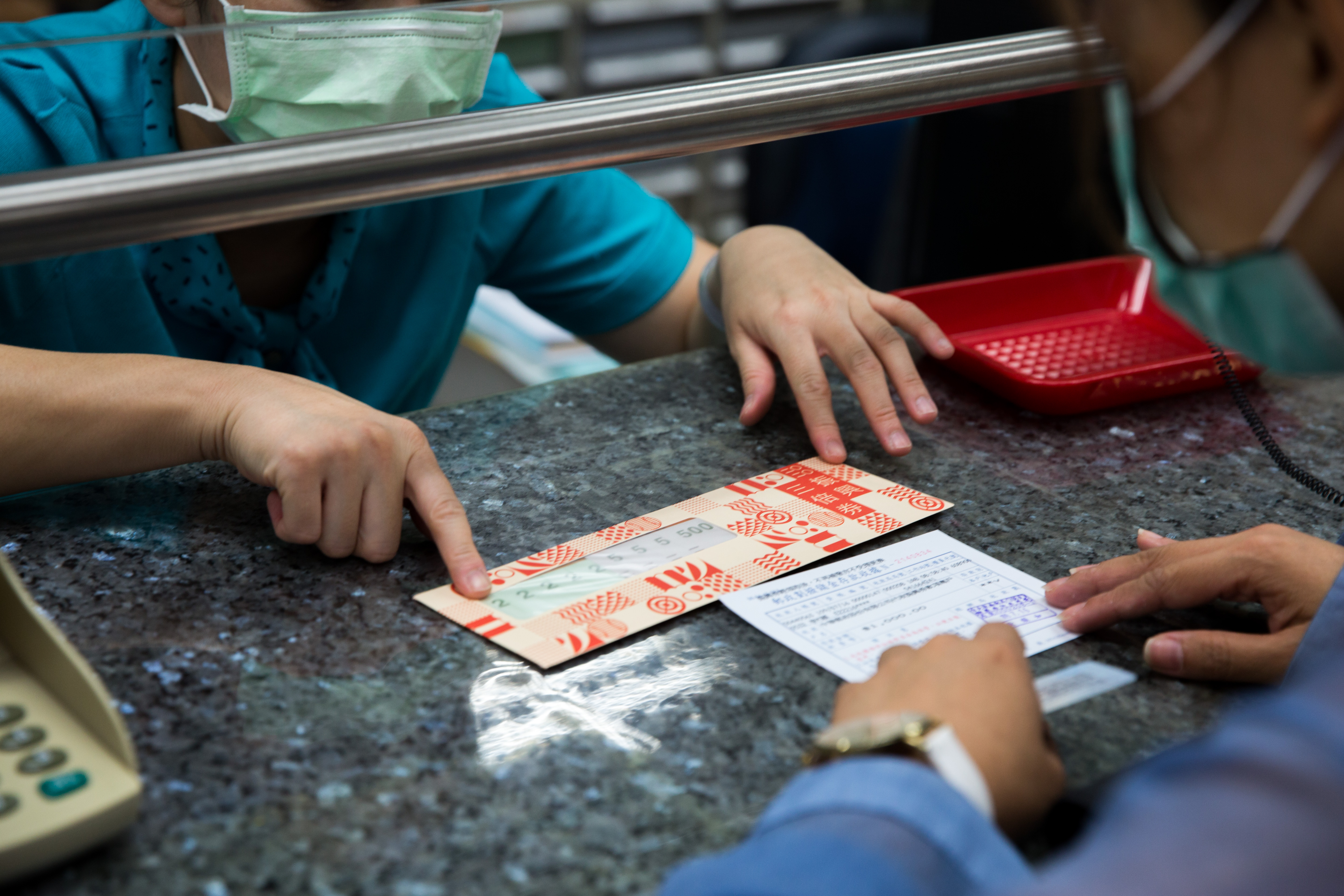 各界熱議今年振興券方案可能加碼，外傳可能發放「五倍券」。圖為去年發行的實體三倍券。（資料照）