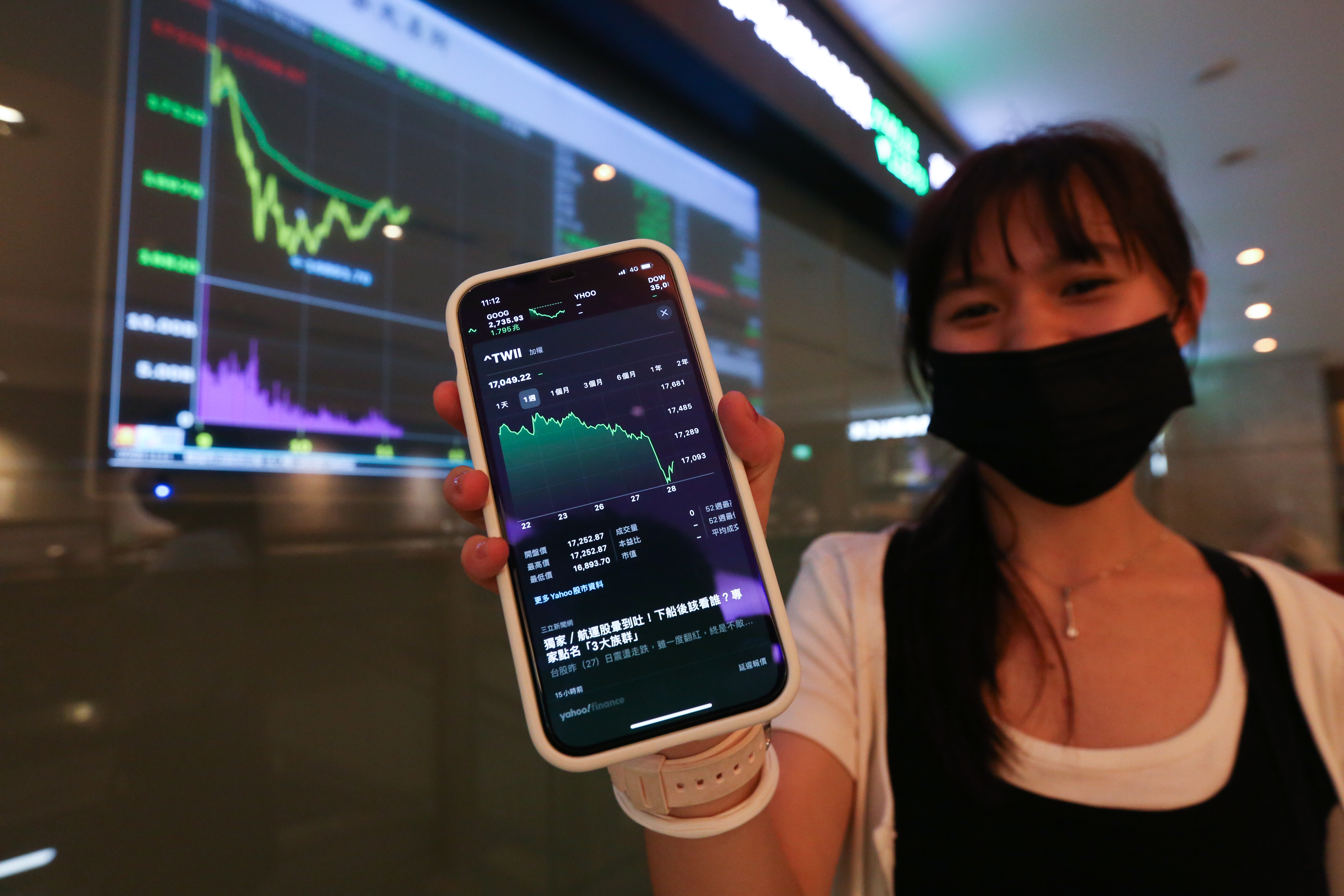 受到陸、港股市全面崩盤影響，台股今盤中大跌逾300點。