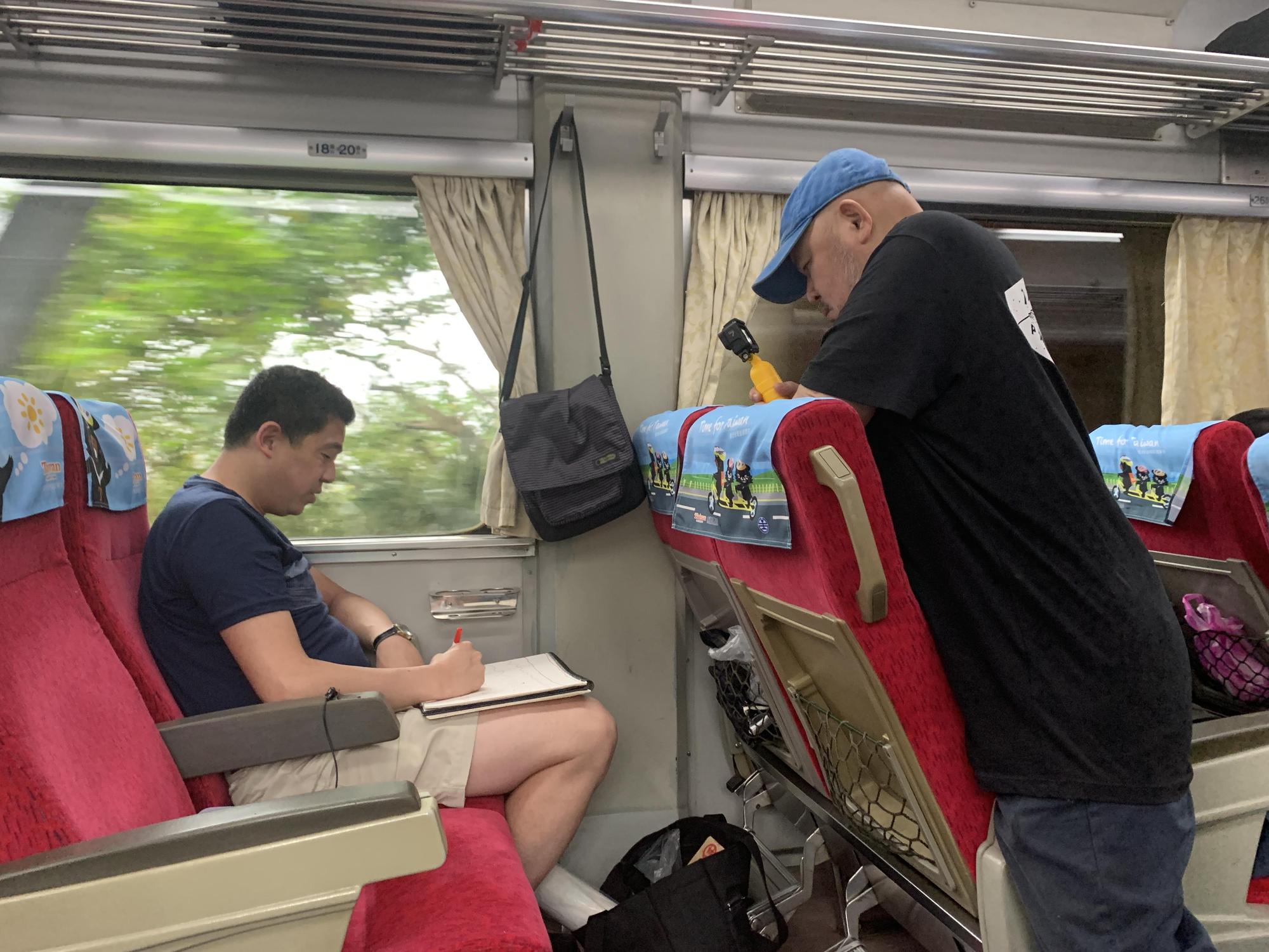  現年45歲的陳樹緯（左）充滿赤子之心，常一邊畫畫、一邊唱歌。（我們之間提供）