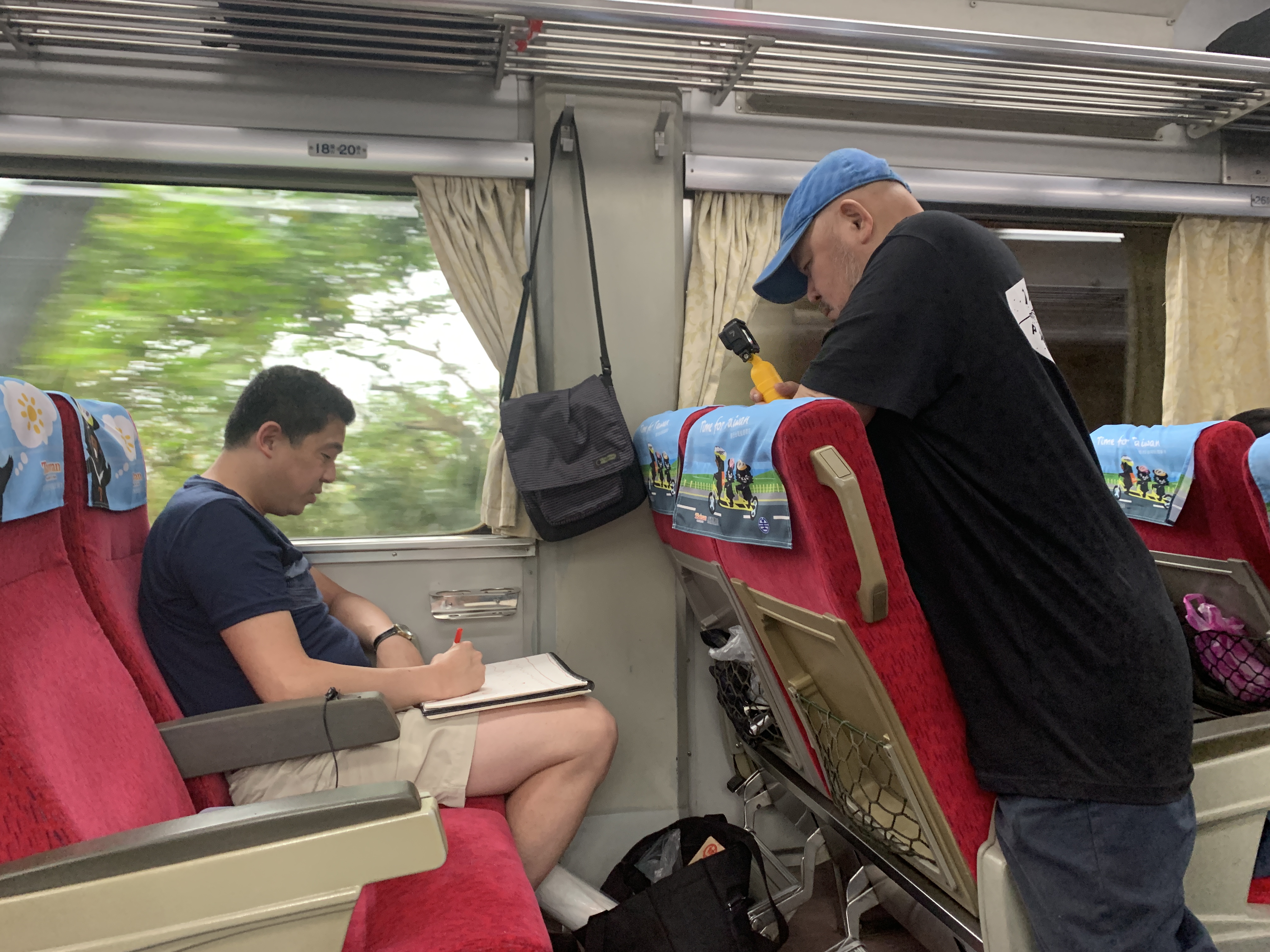  現年45歲的陳樹緯（左）充滿赤子之心，常一邊畫畫、一邊唱歌。（我們之間提供）