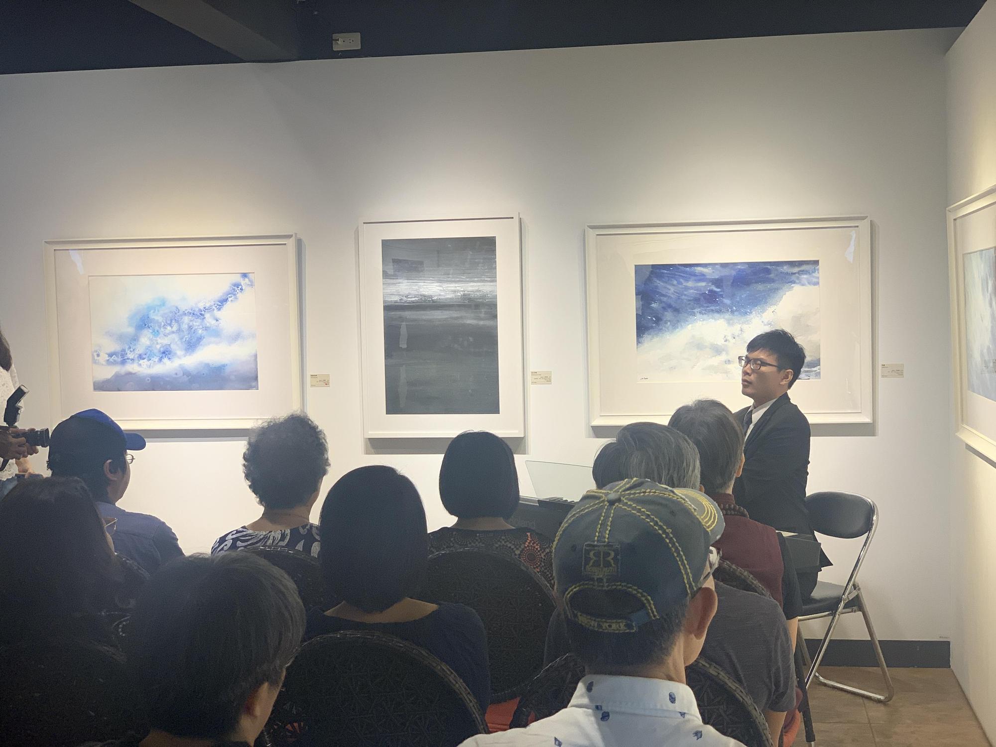 韓淑華籌辦自閉兒作品展，均讓自閉兒署名參加。（我們之間提供）