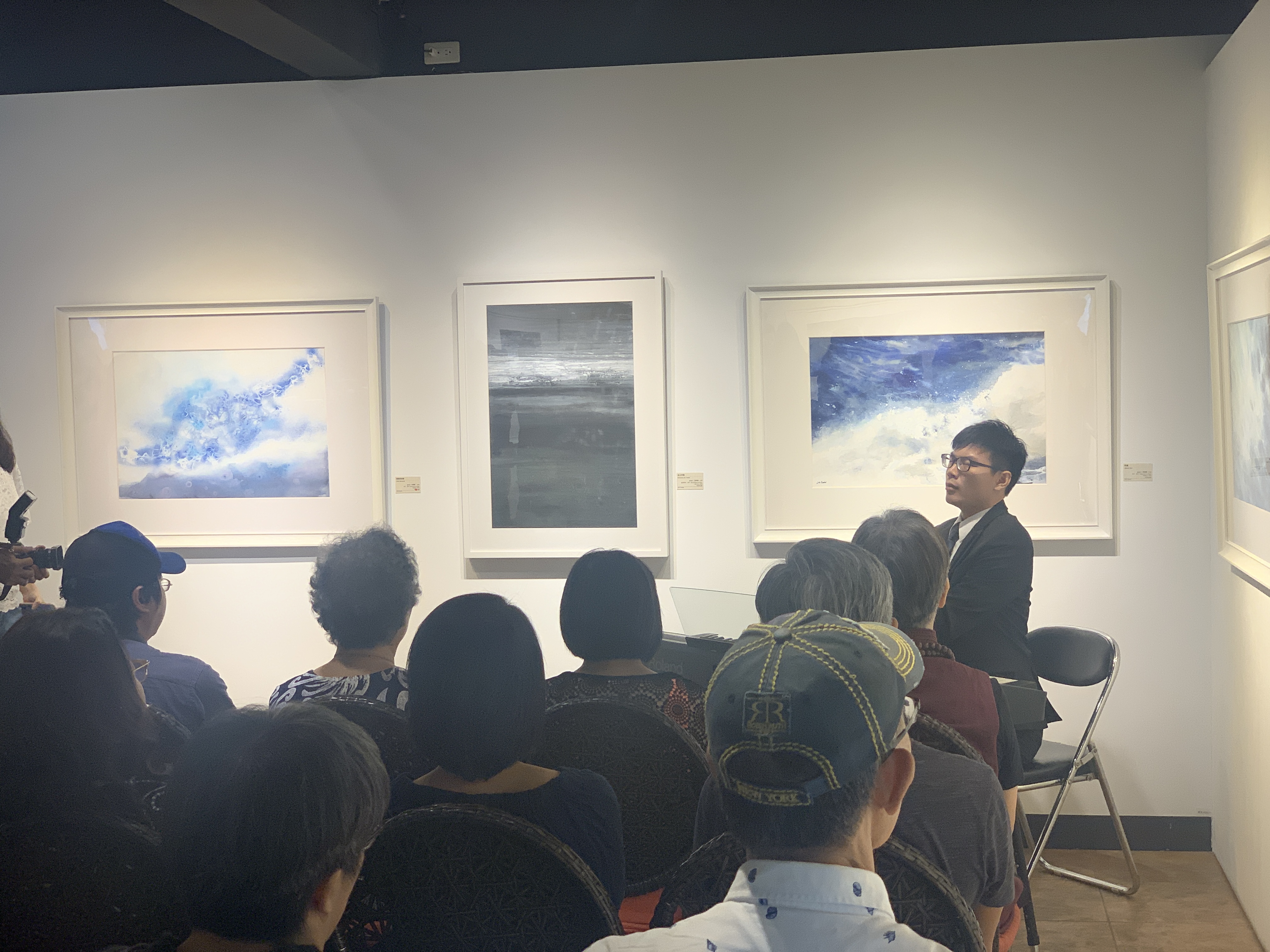 韓淑華籌辦自閉兒作品展，均讓自閉兒署名參加。（我們之間提供）