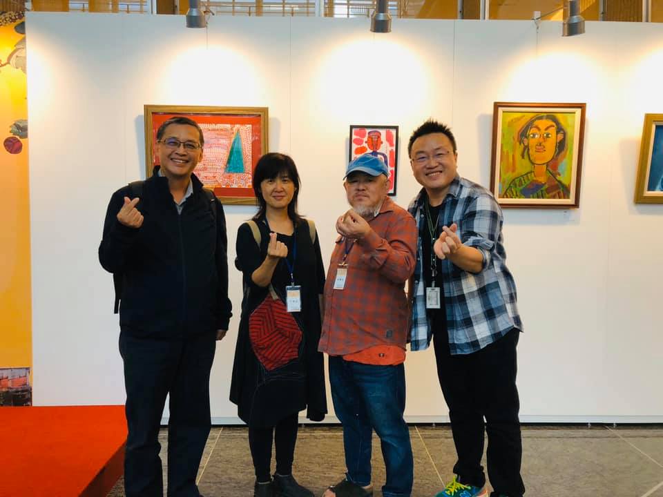 林正盛（中右）、韓淑華（中左）夫婦結合朋友們的力量，籌辦「多寶藝術學堂」。（翻攝自多寶藝術學堂臉書）