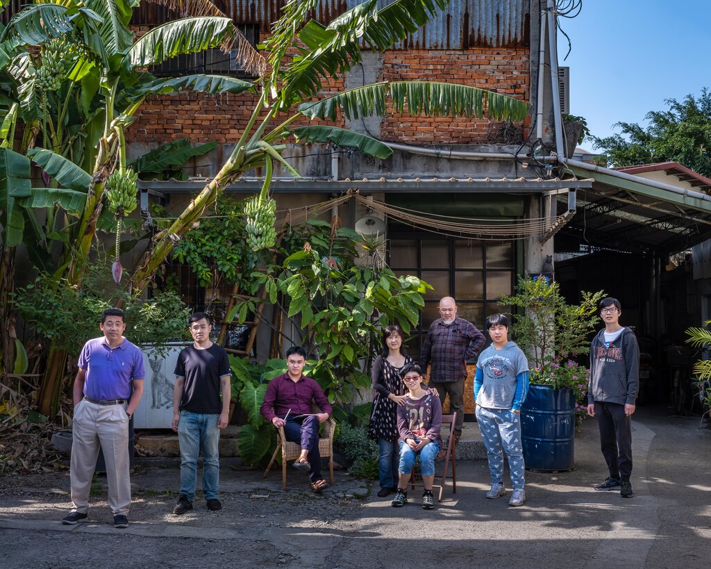 導演林正盛（右三）與妻子韓淑華（左四）奔走籌設多寶藝術學堂，讓自閉兒學員們可以持續發揮創作才能、自力更生。（我們之間提供，沈昭良攝影）