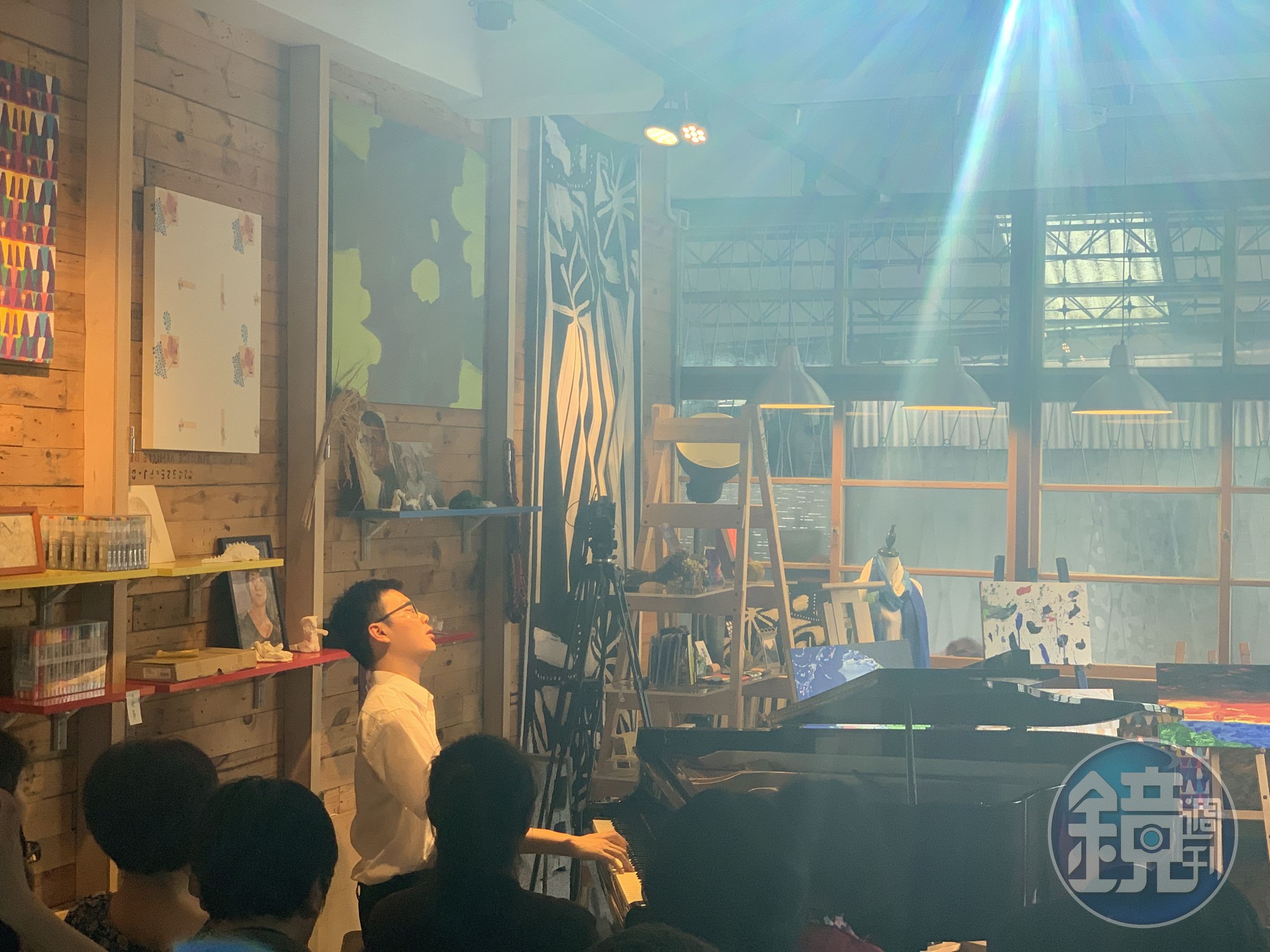 薛惠綸除了喜歡畫畫，因為自小學音樂，琴藝也令人驚豔。（我們之間提供）
