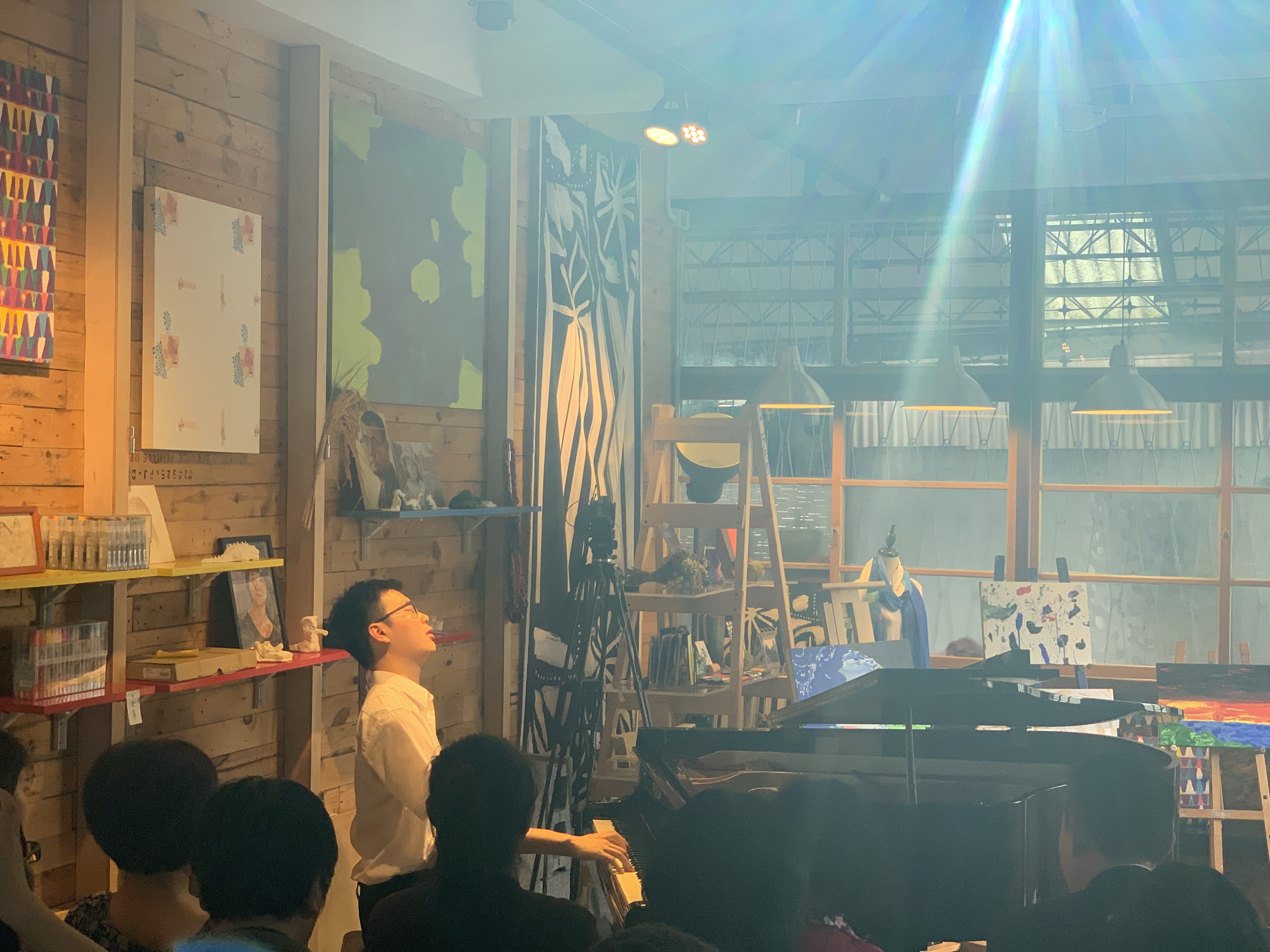 薛惠綸除了喜歡畫畫，因為自小學音樂，琴藝也令人驚豔。（我們之間提供）