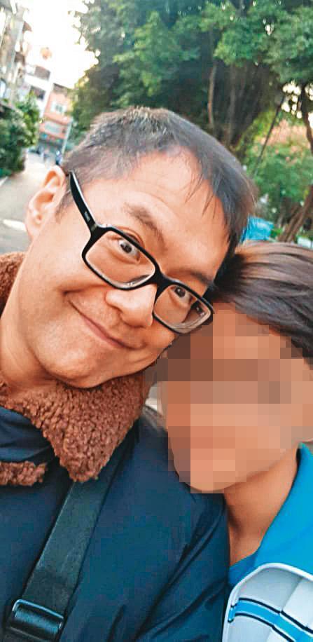 克拉克與「小兒子」合照， 他說小兒子的頭就靠在他肩膀上，自己的心都被融化了。（克拉克提供）