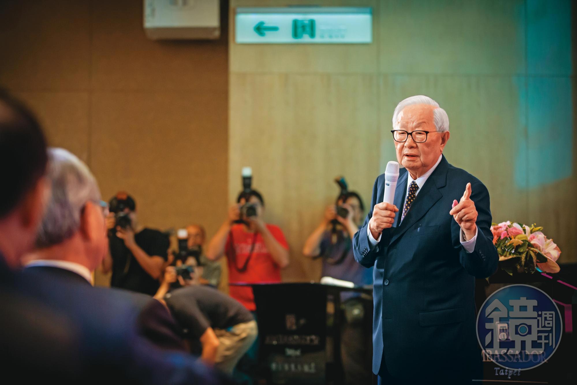 台積電創辦人張忠謀預言，醫術平凡的醫生未來可能被AI取代，但未來無論有什麼殺手級產品出現，都需要IC。