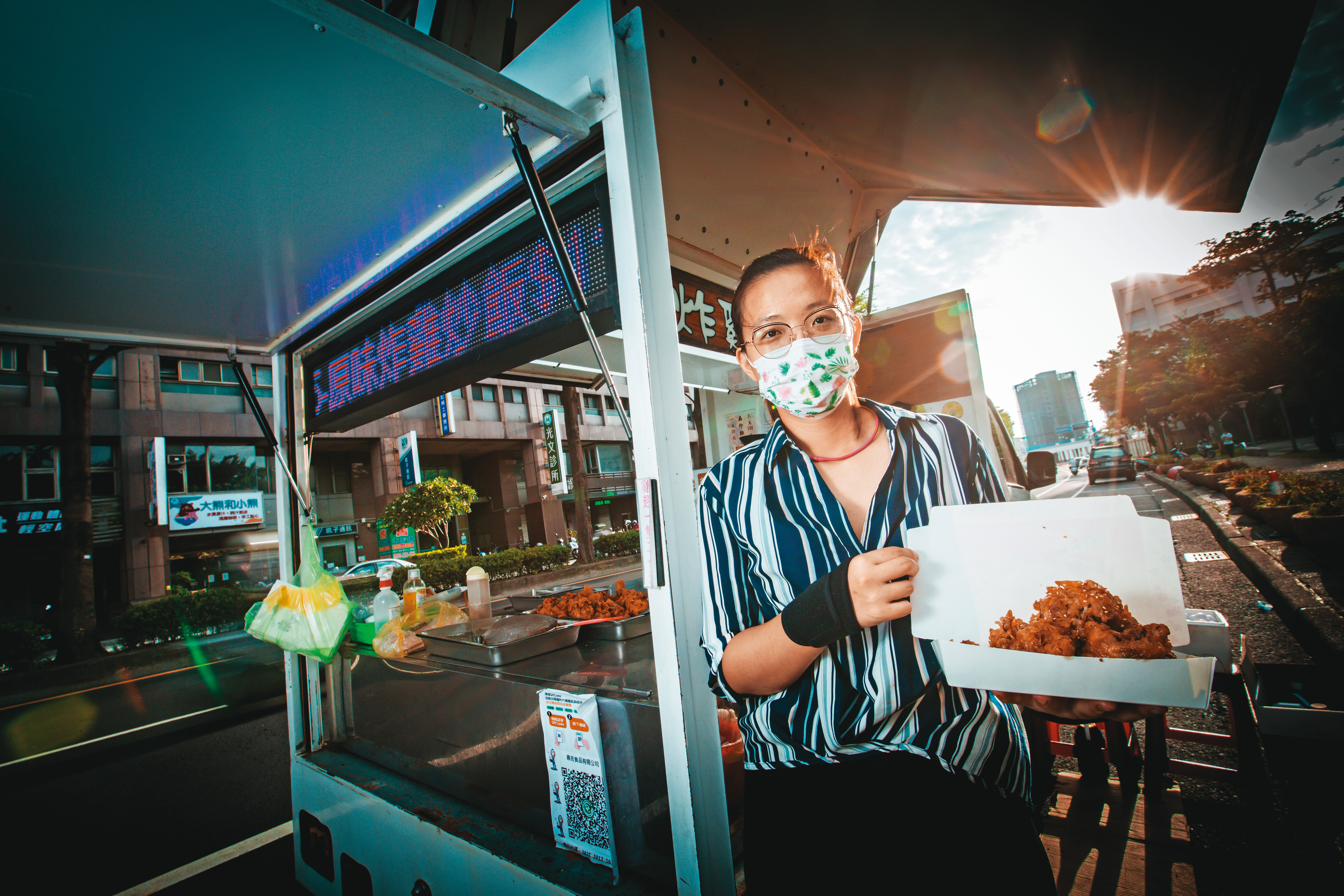 26歲的陳葦伶出身貧寒，2年前創業，在桃園賣行動炸雞炒飯，疫情期間每次開賣都秒殺。