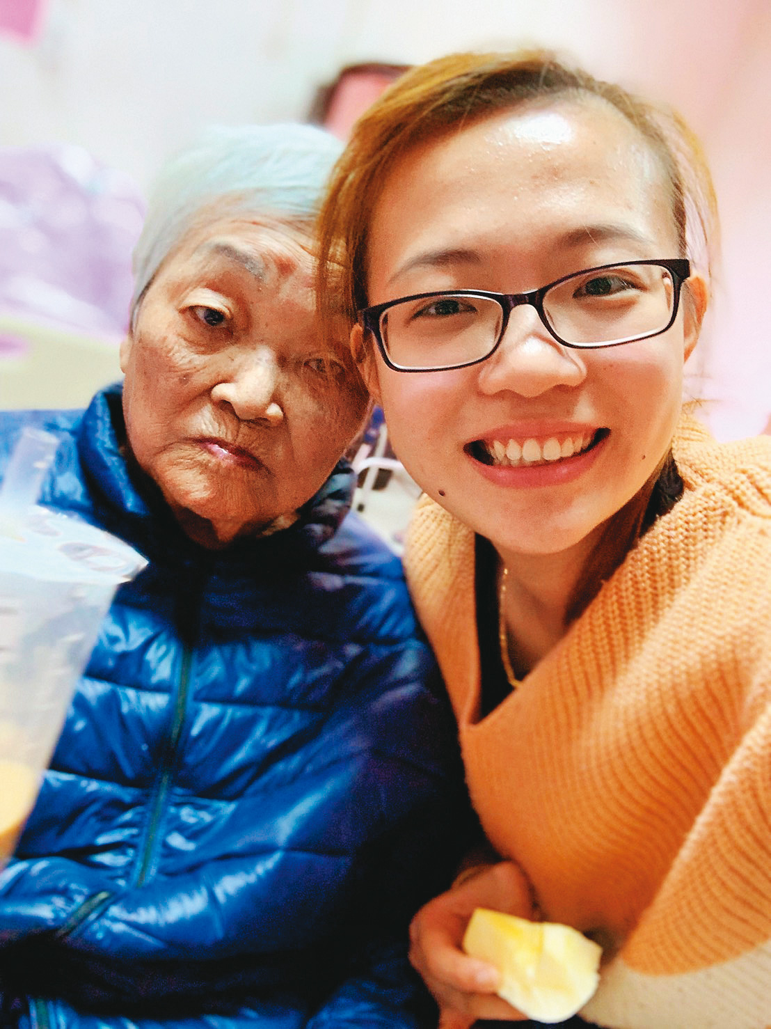 陳葦伶（右）由阿嬤（左）撫養長大，祖孫感情很好，她也是為了阿嬤才決定創業。（陳葦伶提供）