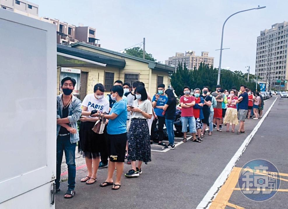 疫情前,鼎吉食品採現場排隊制,外觀簡樸的車前常有長長人龍。(陳葦伶提供)