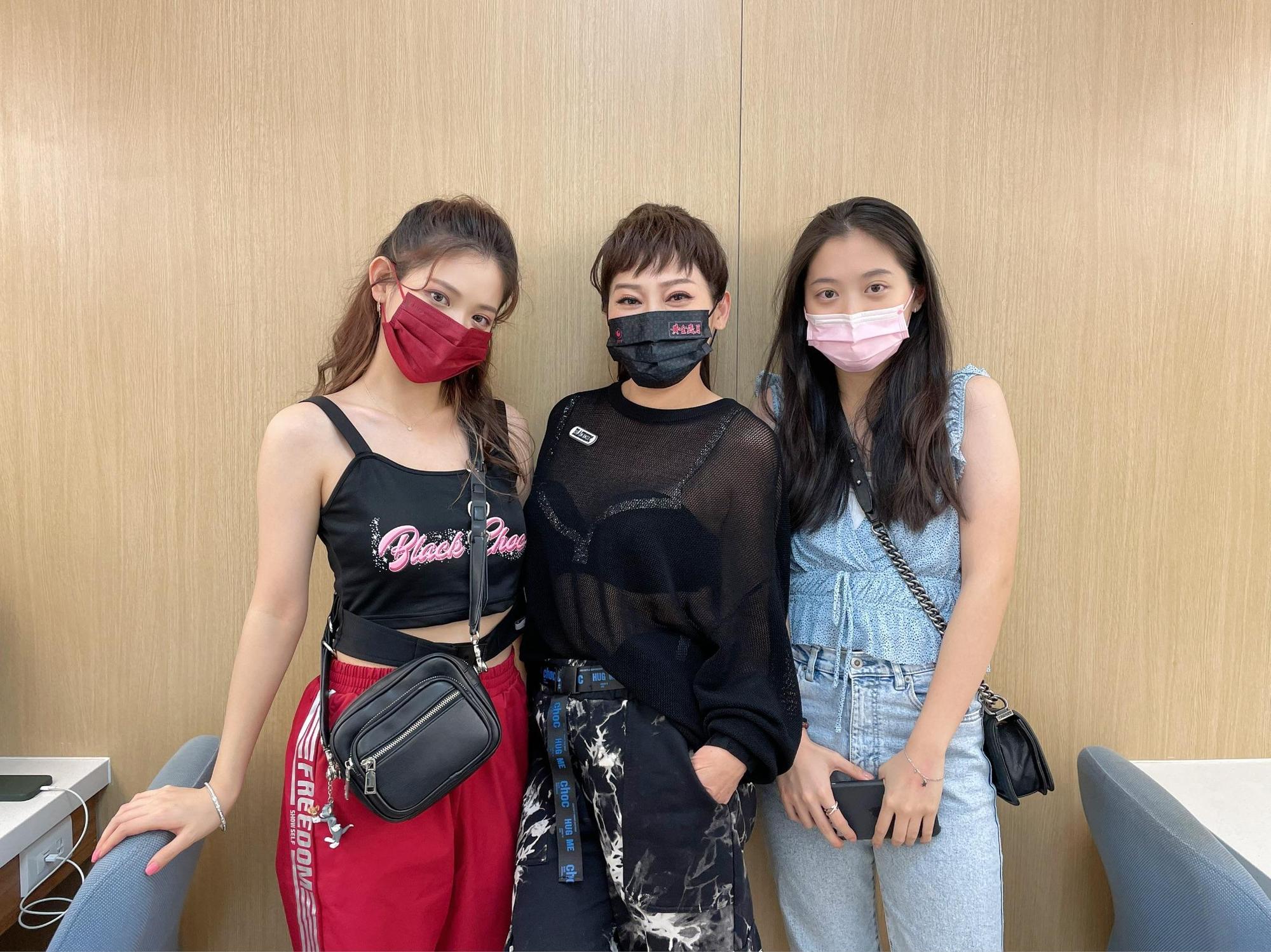 王彩樺帶著女兒進棚參觀。(民視提供)
