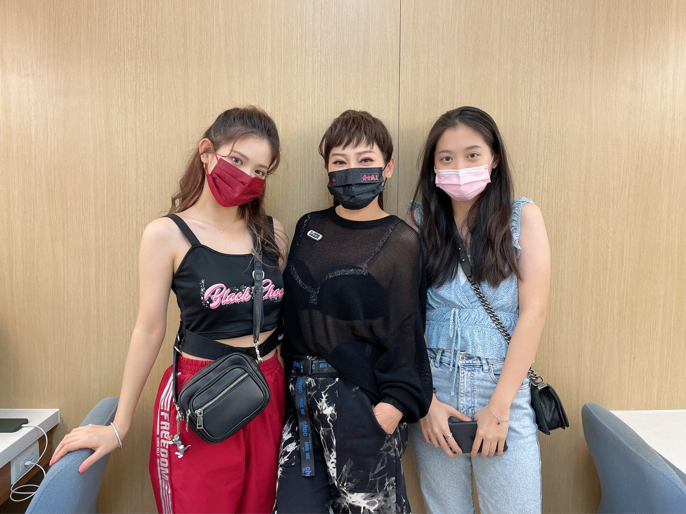 王彩樺帶著女兒進棚參觀。（民視提供）