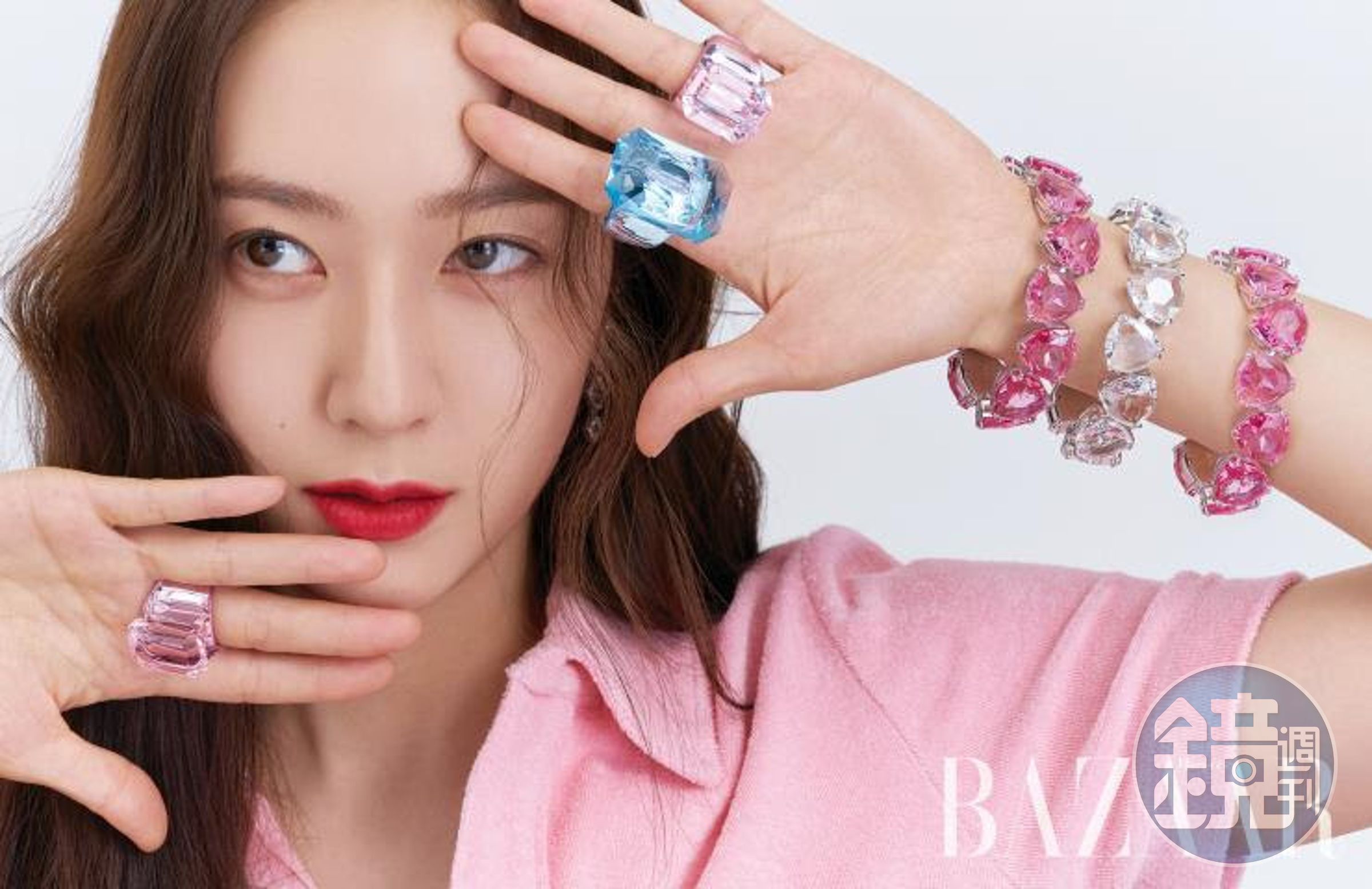 Krystal選擇疊戴Swarovski Collection I系列，創造出份量感。（翻攝自《Harper’s BAZAAR》IG）