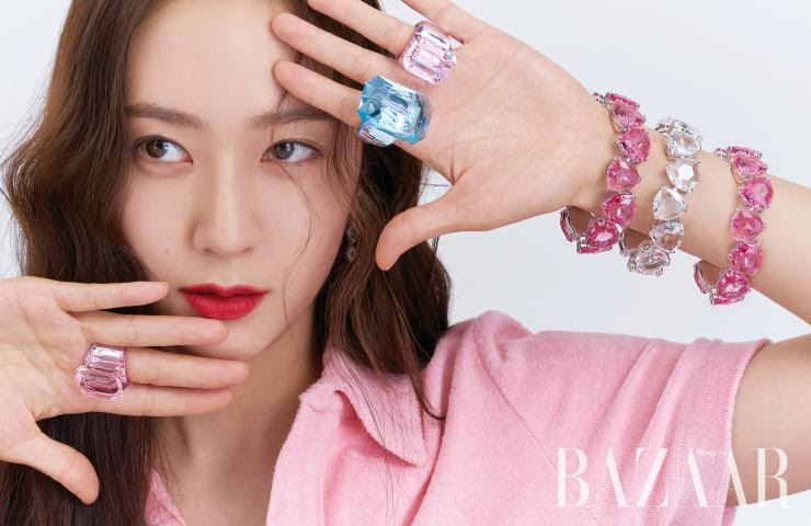 Krystal選擇疊戴Swarovski Collection I系列，創造出份量感。（翻攝自《Harper’s BAZAAR》IG）
