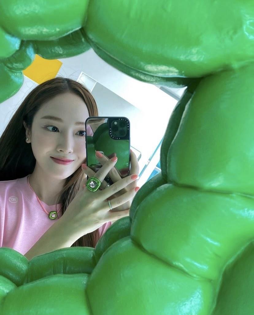 Jessica選擇了Collection I中的Dulcis項鍊與戒指,展現可愛的一面。(翻攝自Jessica IG)