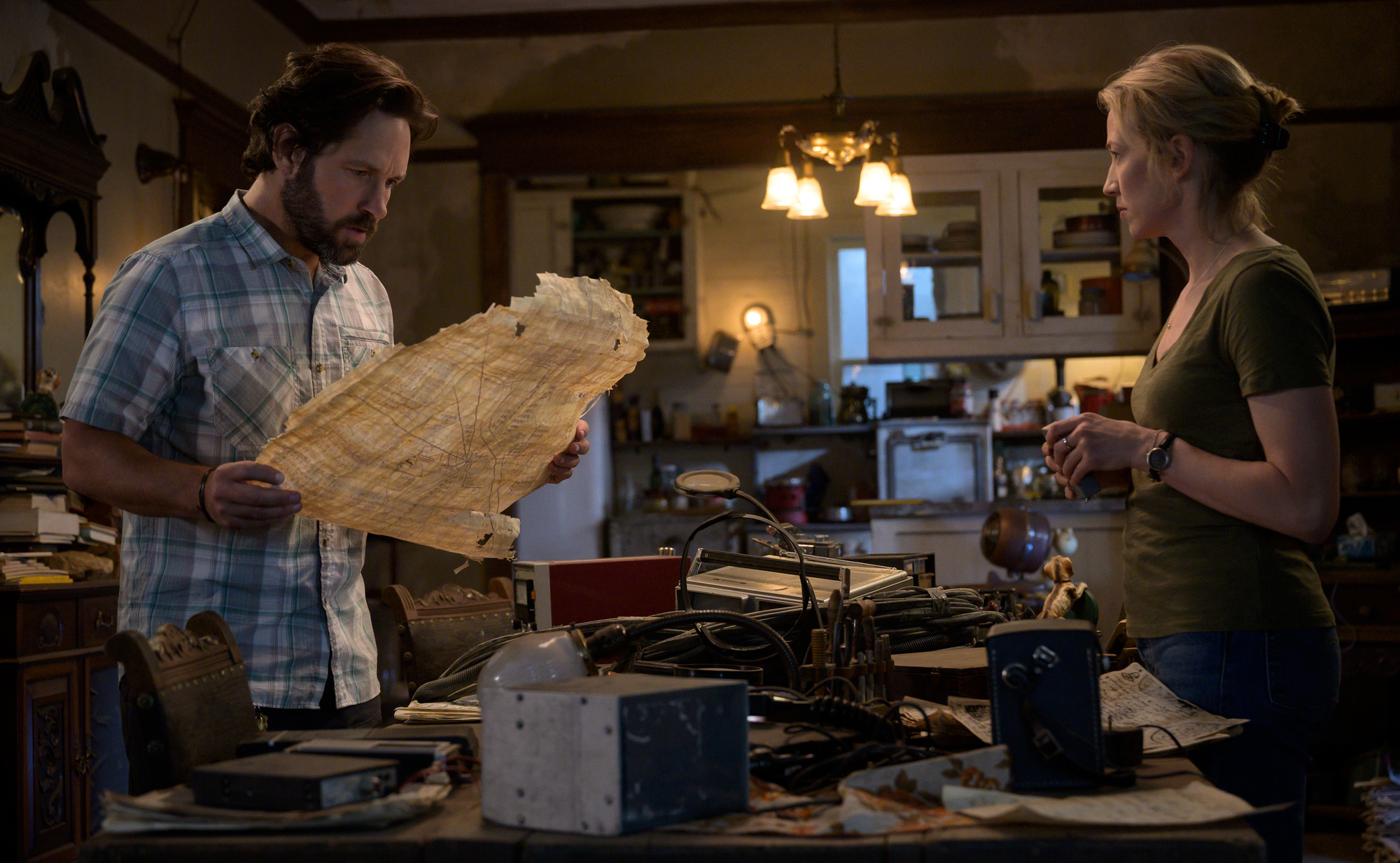 「蟻人」保羅路德（左）留起大鬍子，在《魔鬼剋星 未來世》中研究荒涼小鎮上的神祕現象。（索尼提供）