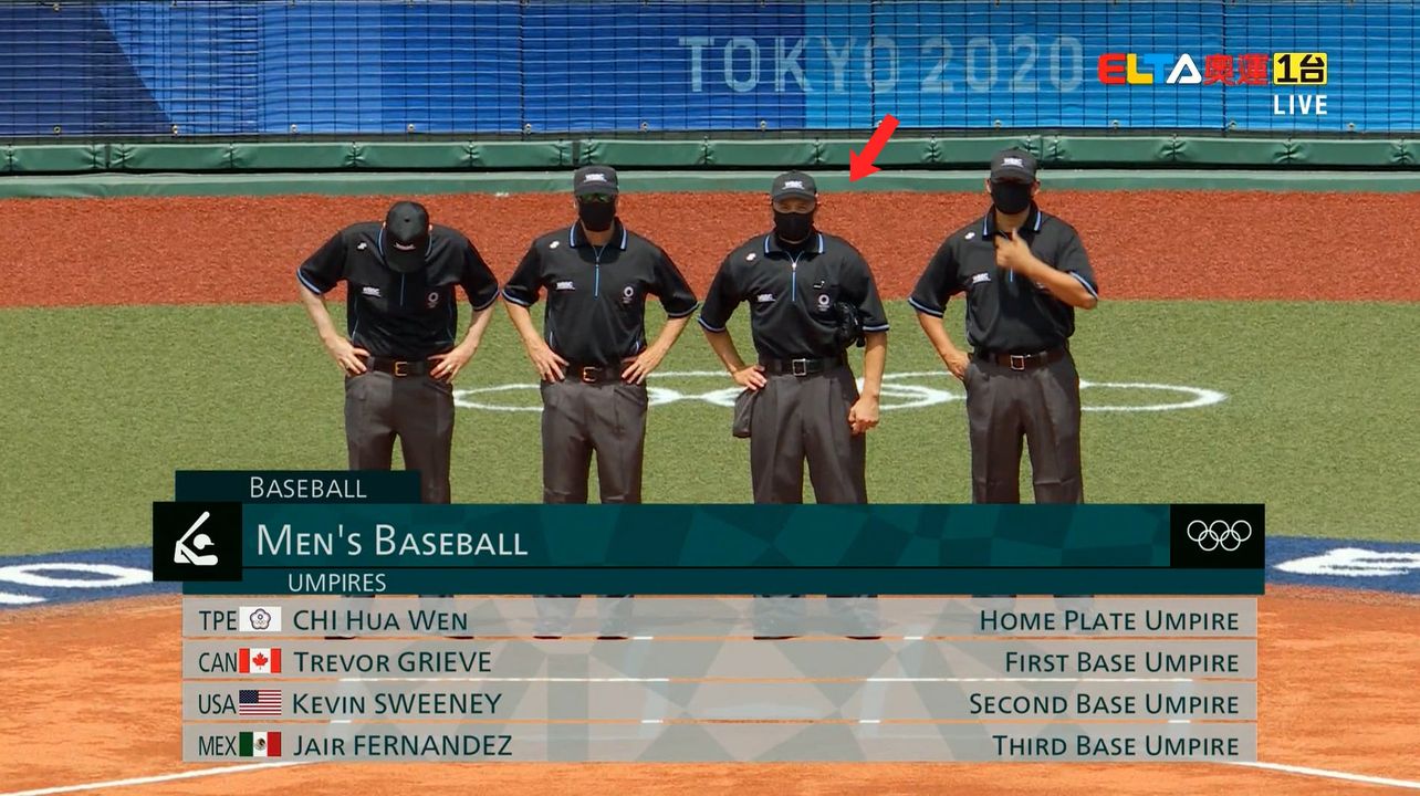 今日多明尼加與日本的棒球賽事中,主審為台灣的紀華文(箭頭處)。(翻攝自愛爾達體育台臉書)