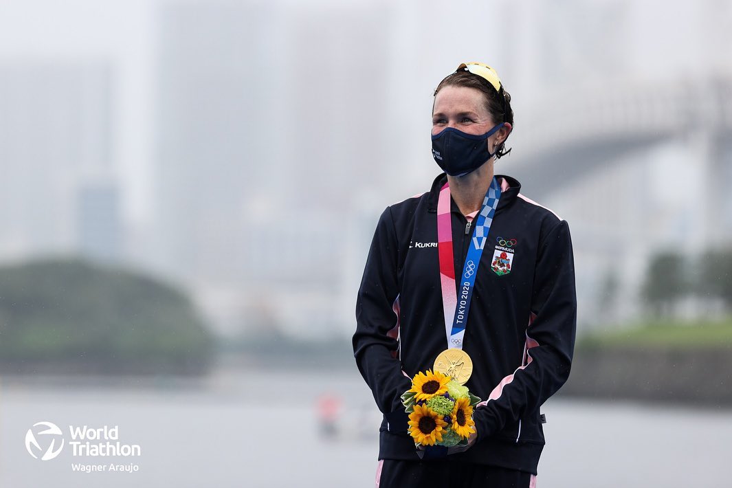 弗蘿拉為家鄉百慕達贏得首面奧運金牌。(翻攝自Flora Duffy IG)