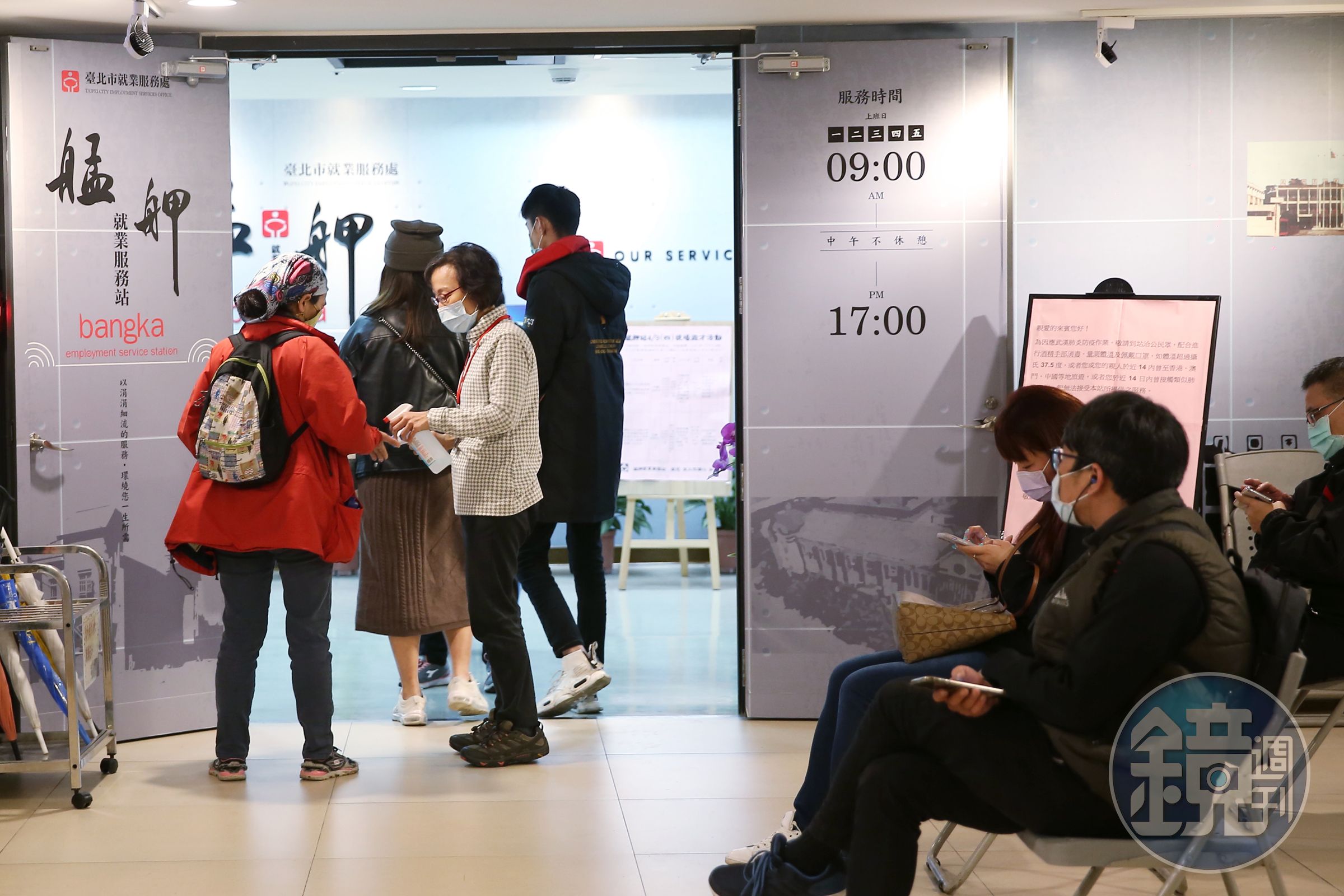 不少勞工已領到生活補貼，若想增加收入，不妨參加政府的就業計劃和獎勵。