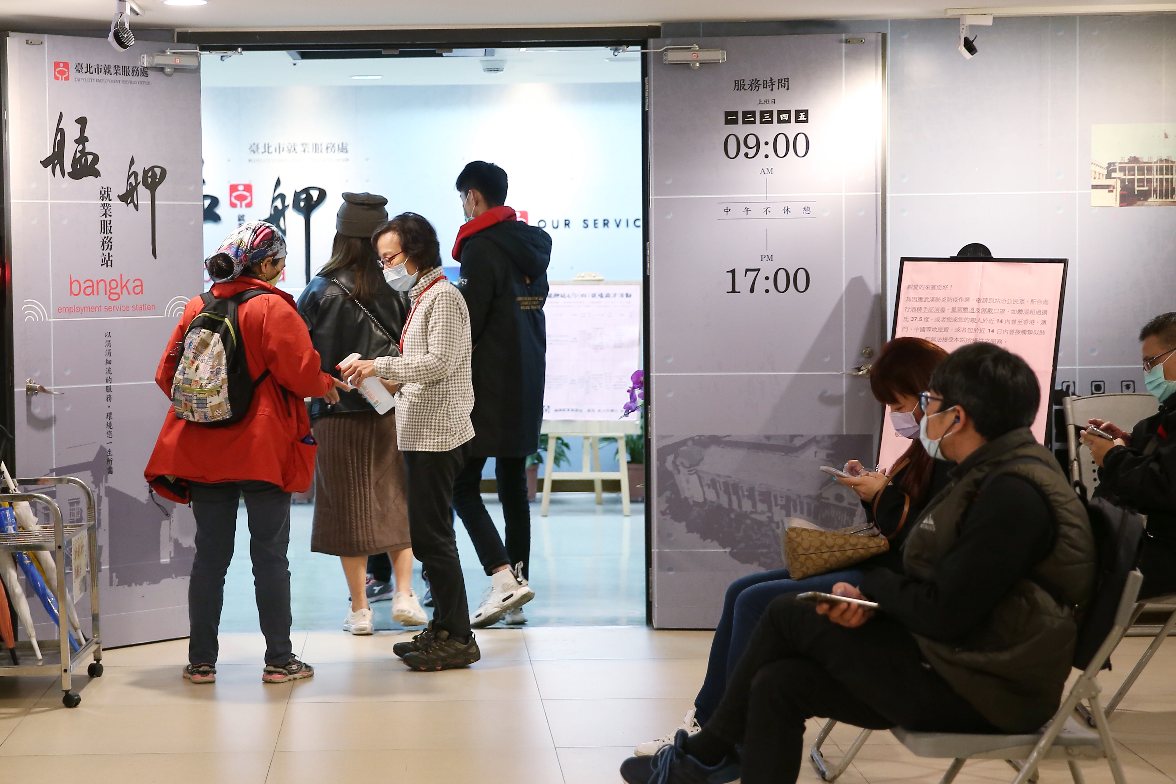 不少勞工已領到生活補貼，若想增加收入，不妨參加政府的就業計劃和獎勵。