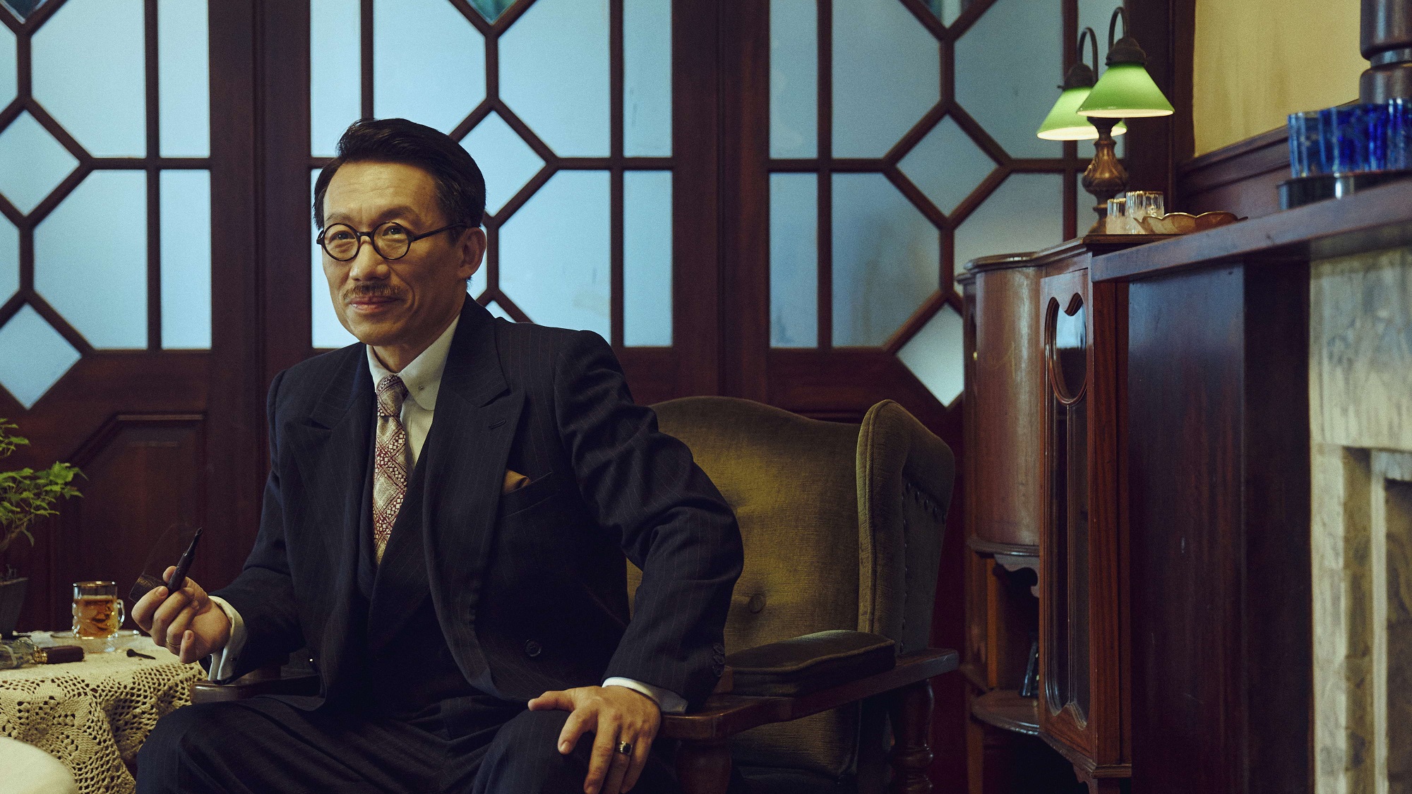 郭子乾飾演茶商「張福吉」,外型與日本名導小津安二郎神似。(公視提供)