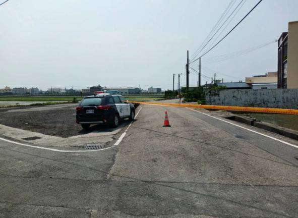 苗栗苑裡鎮田心里驚傳出舅殺甥的命案，現場警方已圍上封鎖線。（翻攝畫面）