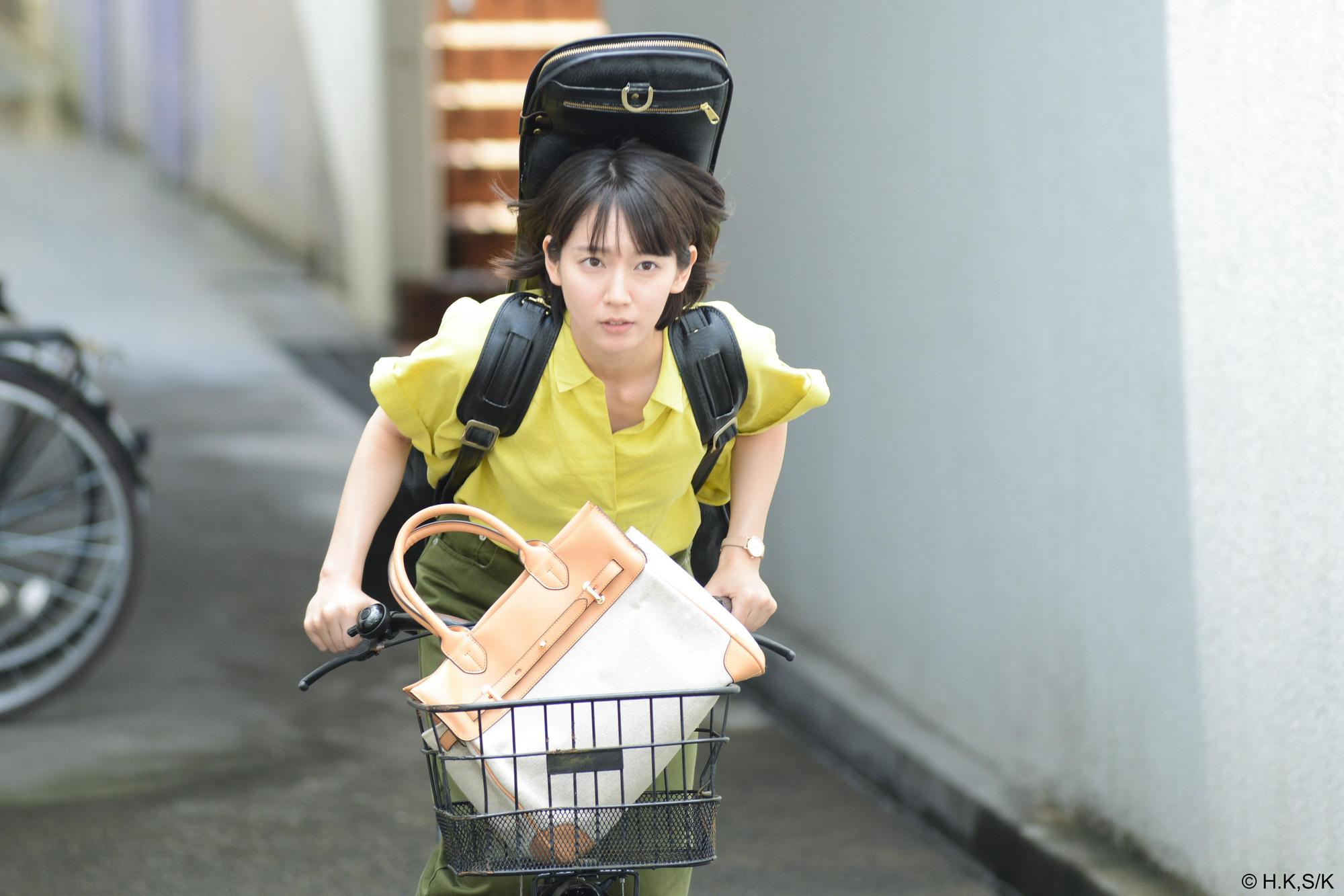 新生代最強女星吉岡里帆挑大樑演出《最低限度的健康文化生活》，與社工角色奇蹟般貼合。（國興衛視提供）