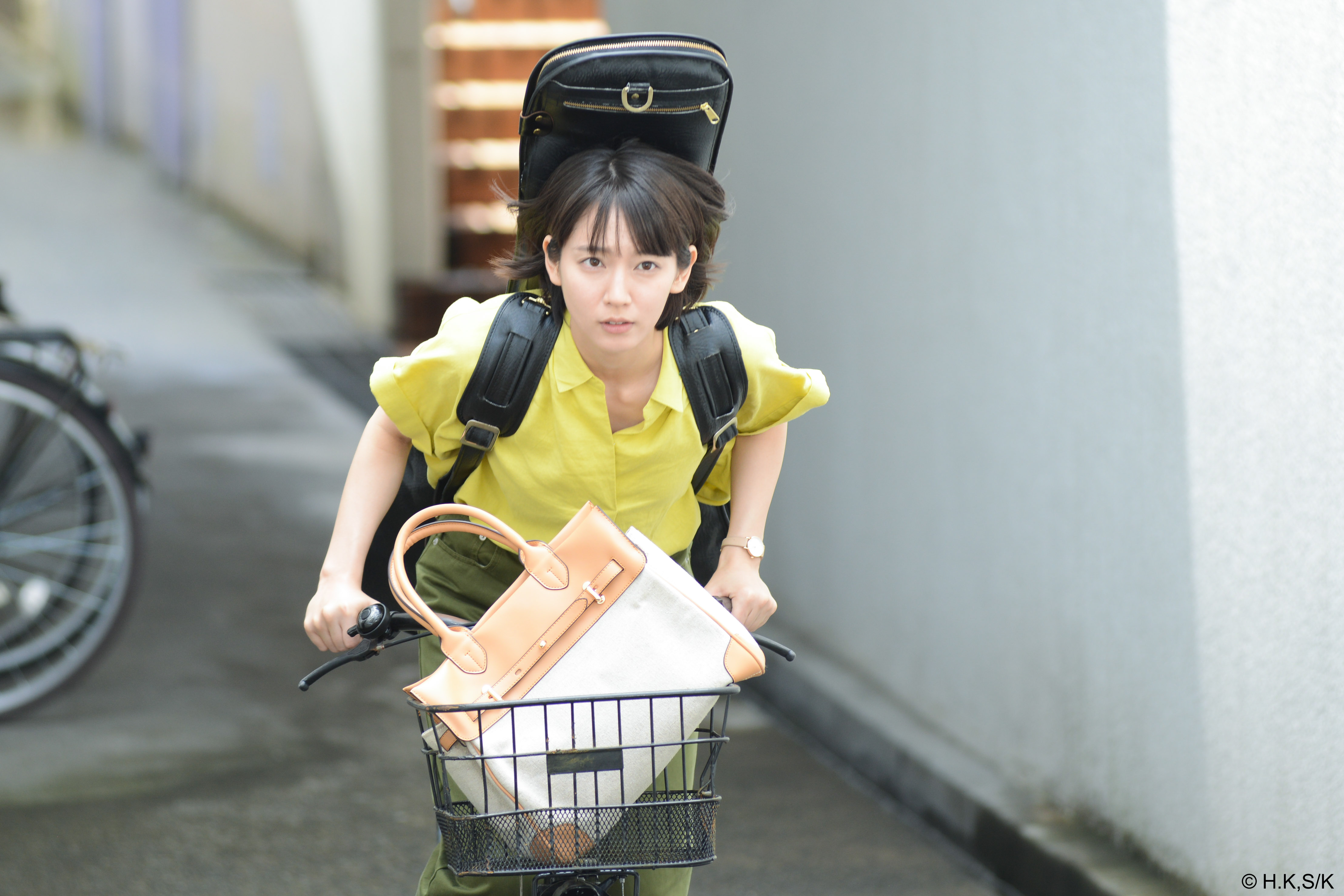 新生代最強女星吉岡里帆挑大樑演出《最低限度的健康文化生活》，與社工角色奇蹟般貼合。（國興衛視提供）