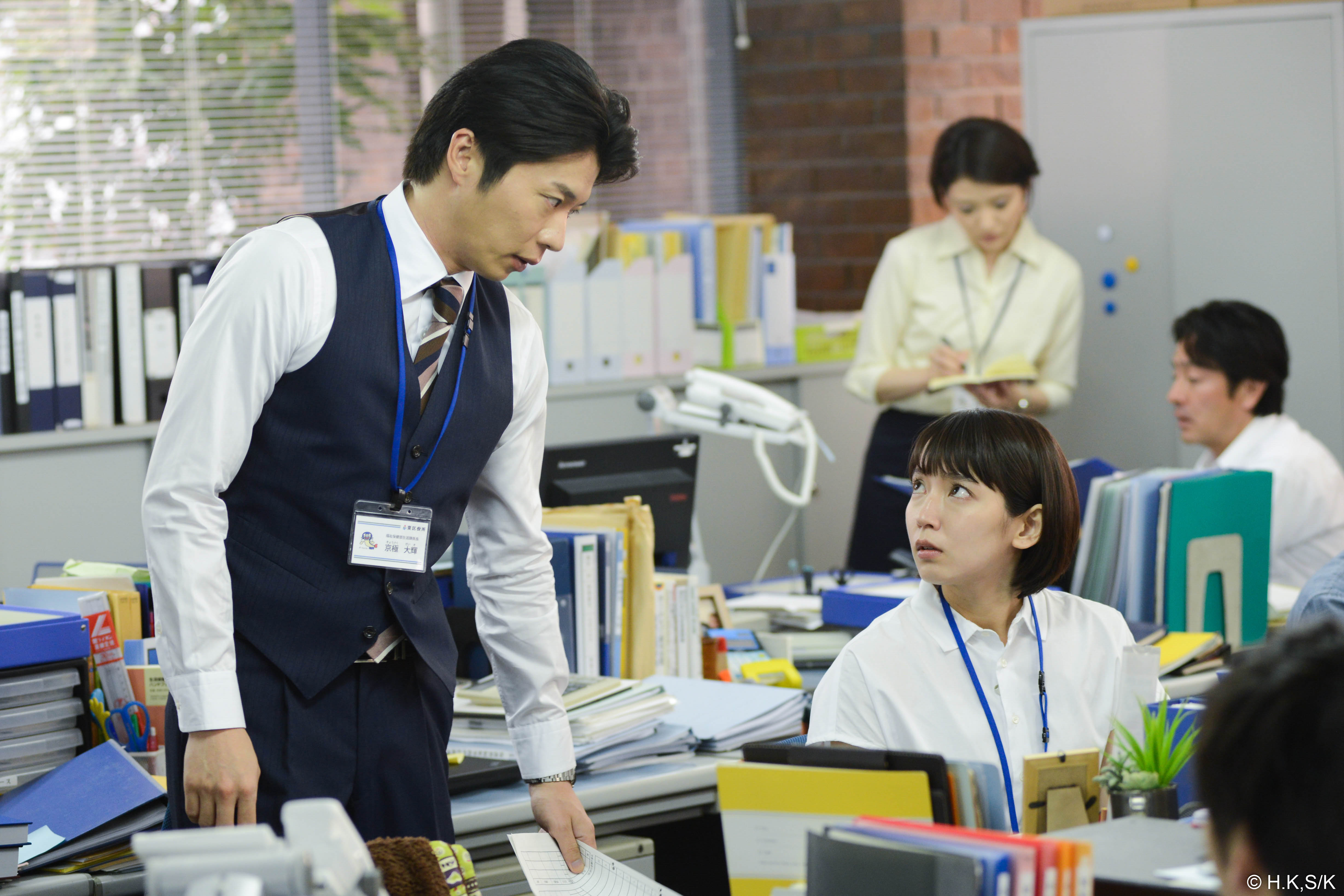 田中圭(左)為演出《最低限度的健康文化生活》社工的角色,還閱讀了有關社工的相關資料,他希望能透過演出讓大家覺得社工是很重要的工作。(國興衛視提供)