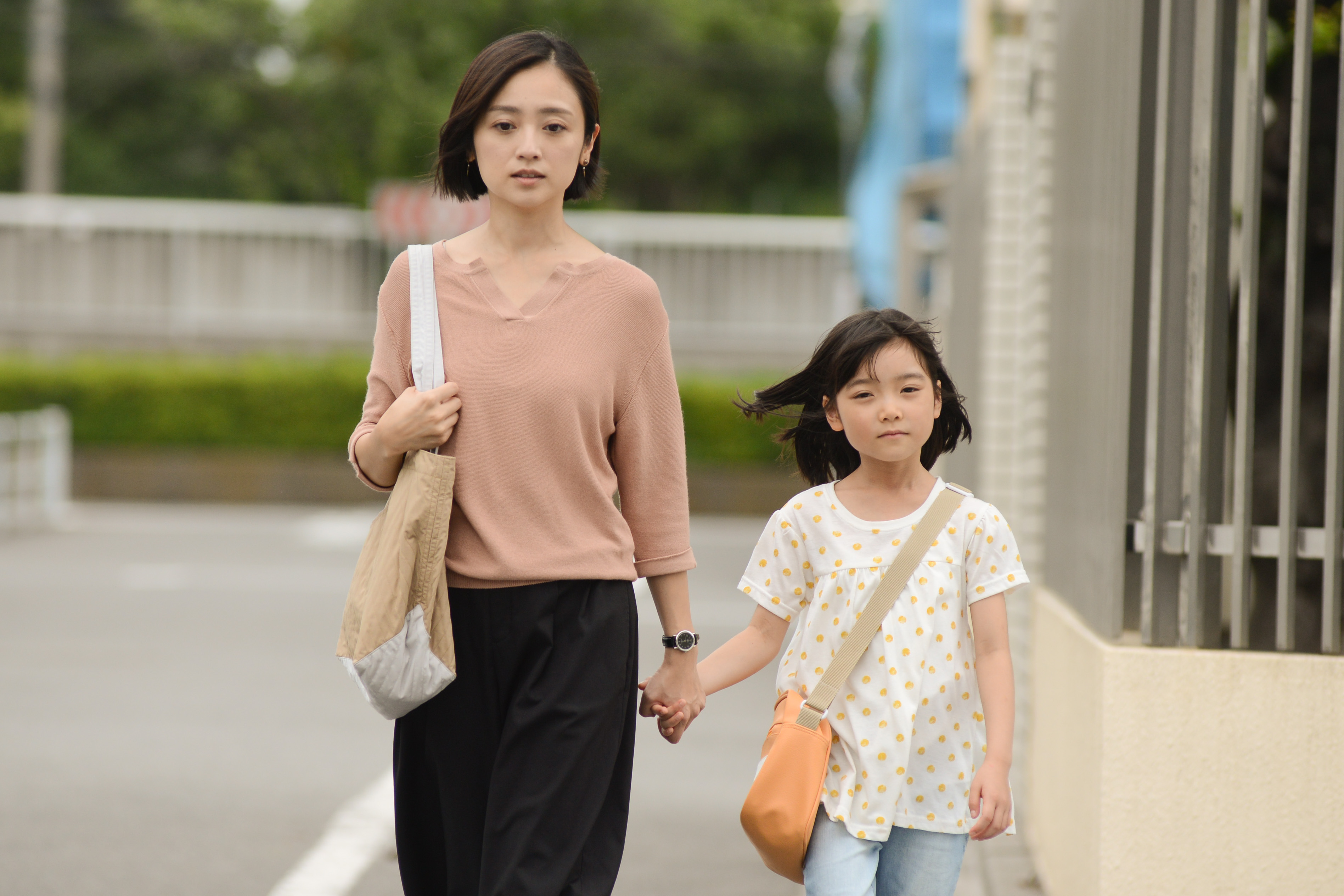 安達佑實(左)也有參與《最低限度的健康文化生活》演出,讓觀眾能大飽眼福。(國興衛視提供)