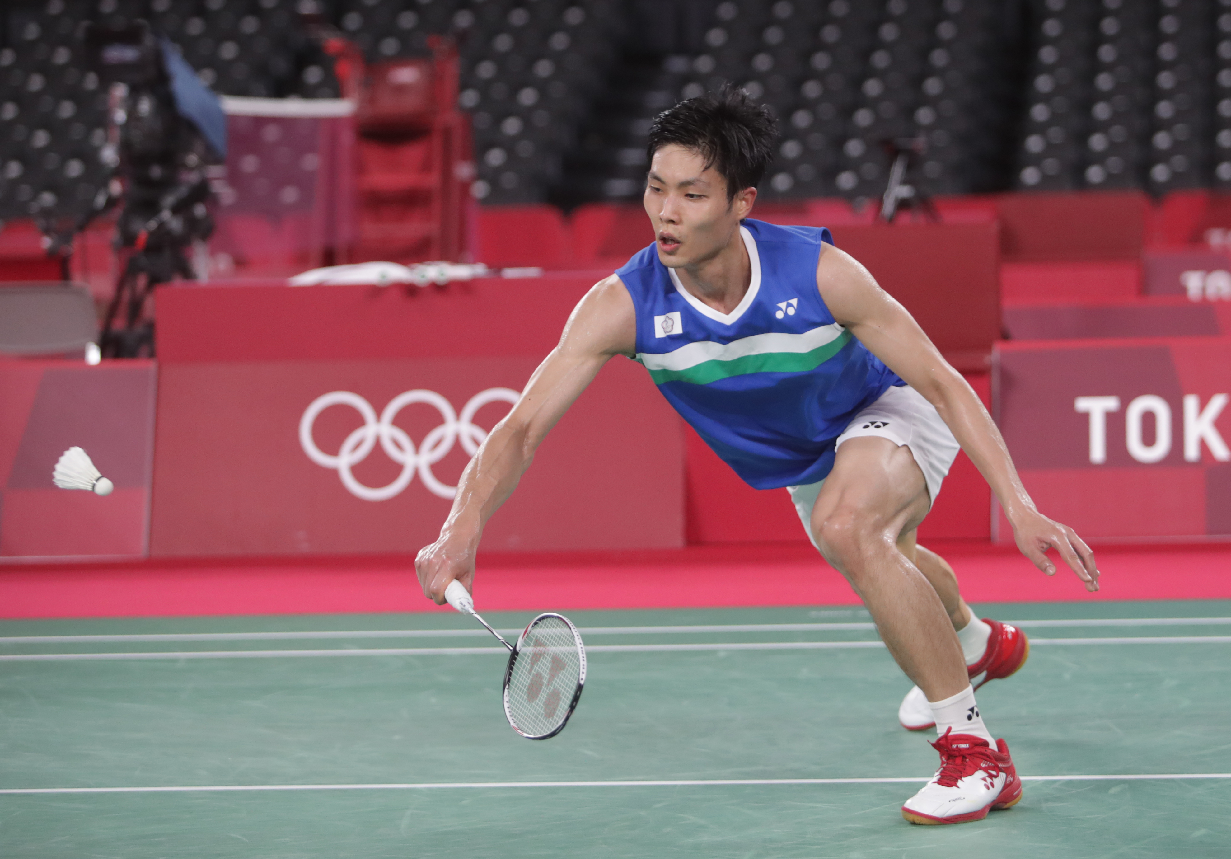 台灣「羽球一哥」周天成今以2比1擊敗加拿大選手楊燦，提前晉級8強。（體育署提供）