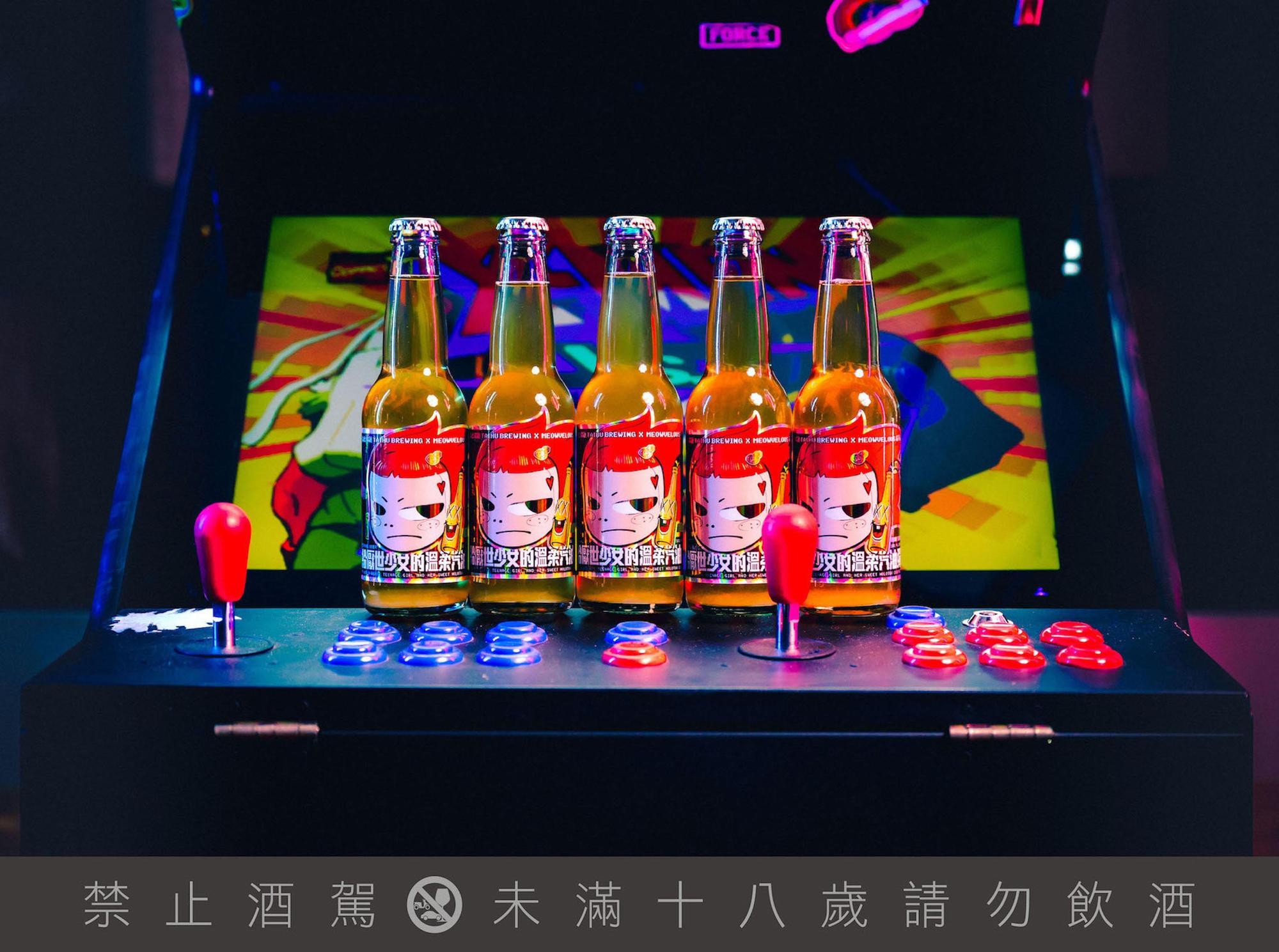 貓下去與臺虎精釀聯名販售的加烈啤酒「給厭世少女的溫柔汽油彈」,靈感源自店內同名雞尾酒。(200元/瓶,臺虎精釀提供)