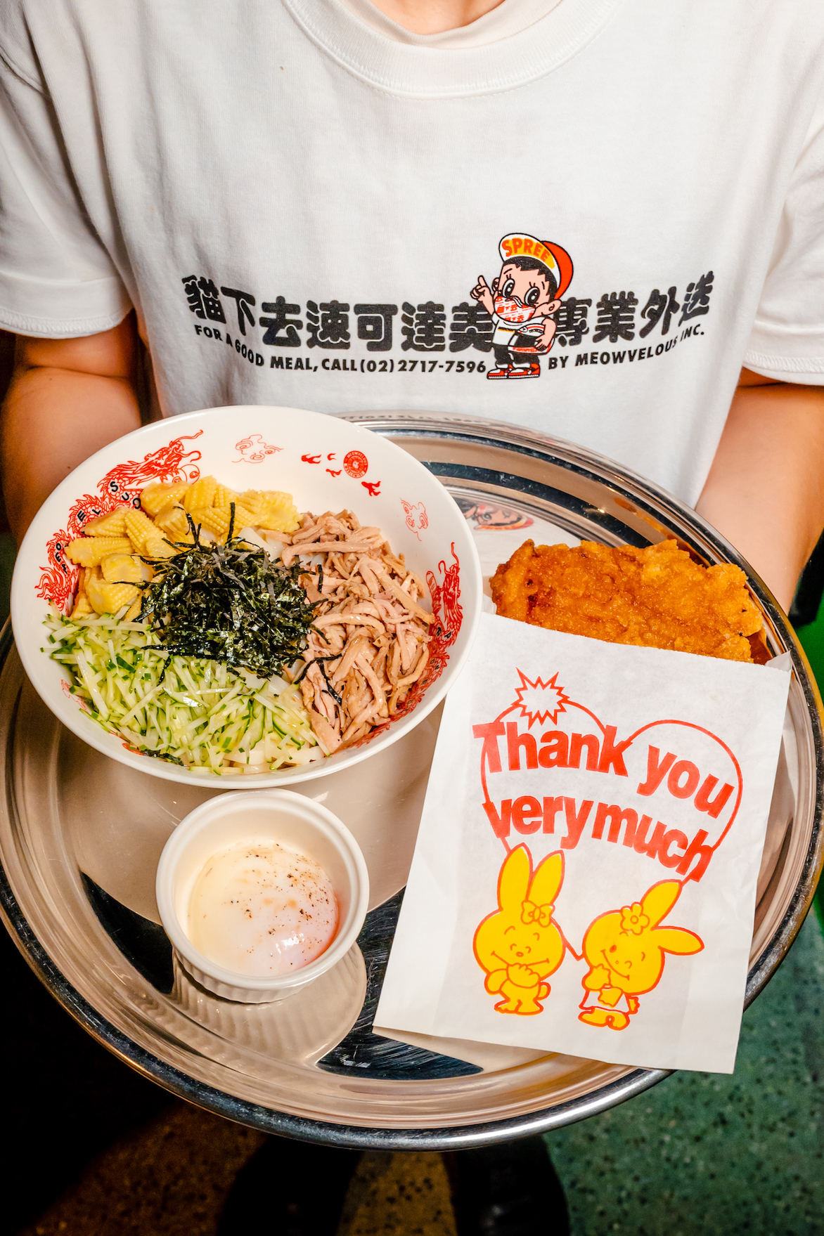 貓下去因應外帶推出新菜，附上溫泉蛋的「讚起來烏龍冷麵總匯」搭配南台灣風味的「無骨粉漿炸雞排」，成為超人氣組合。（左，320元／份、右，270元／份，貓下去提供）